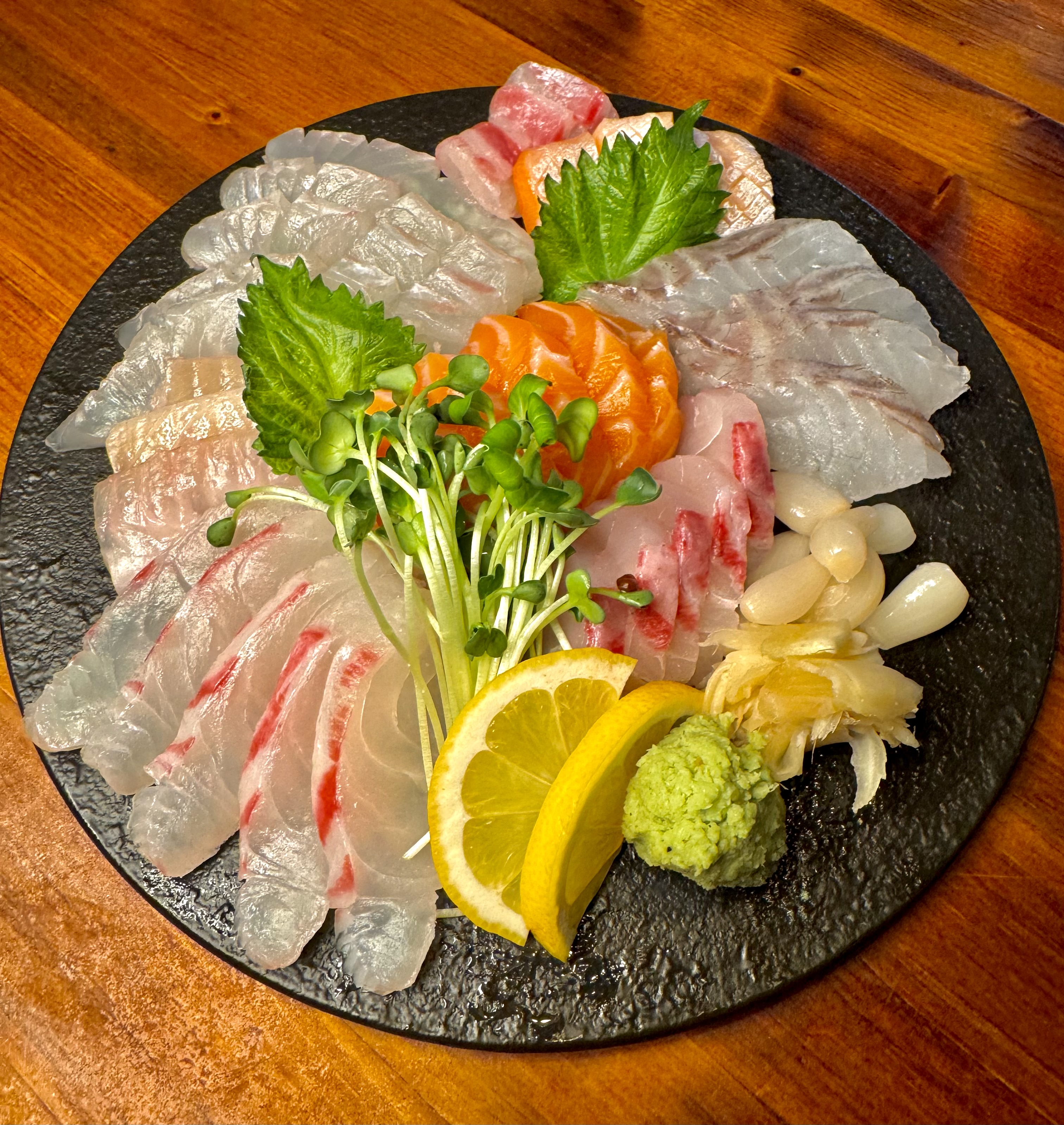 Sadang Kodachaya多区日式居酒屋吧台与菜品