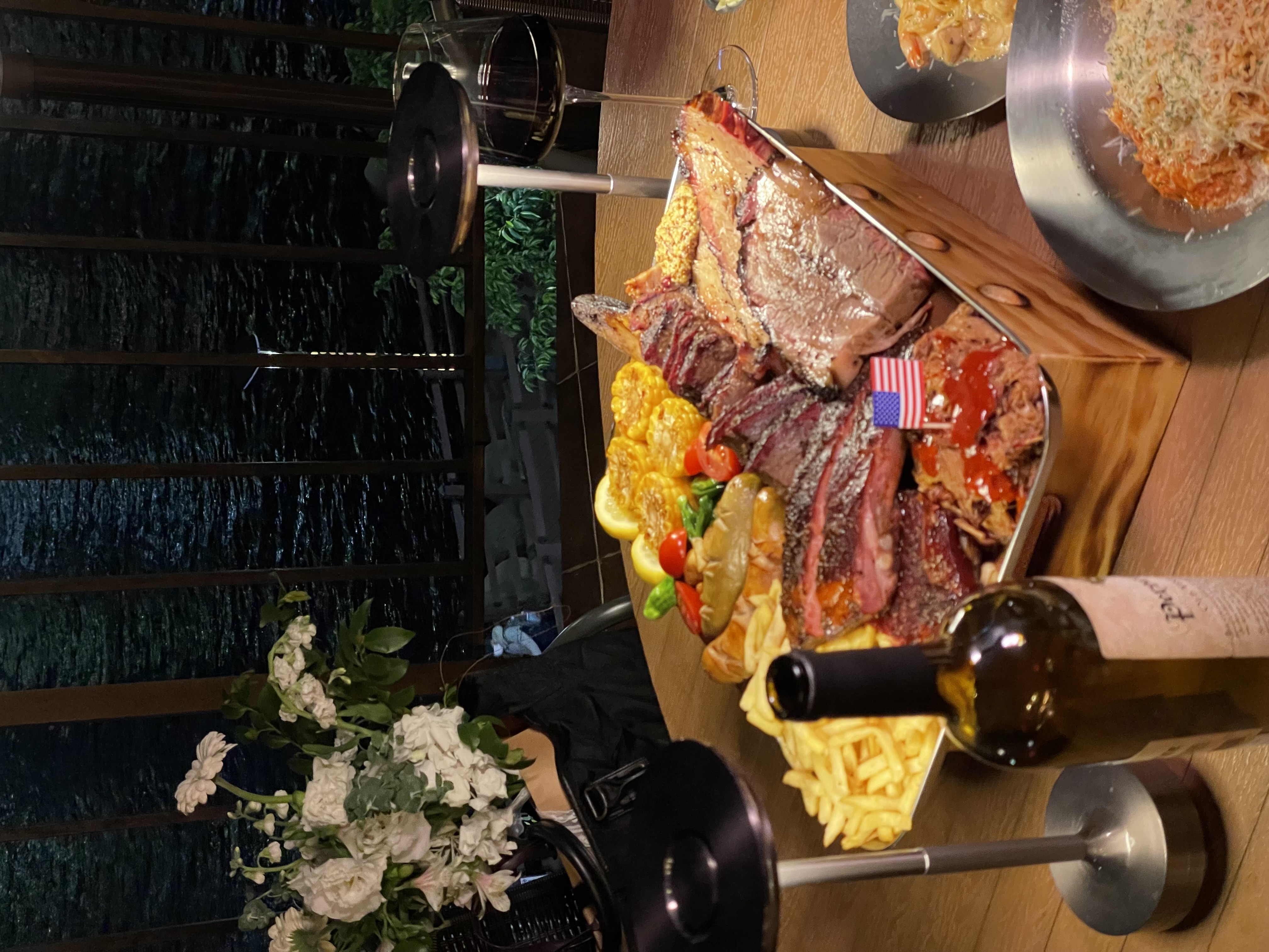 アメリカンビレッジのテキサスBBQとマリンシティの海の景色