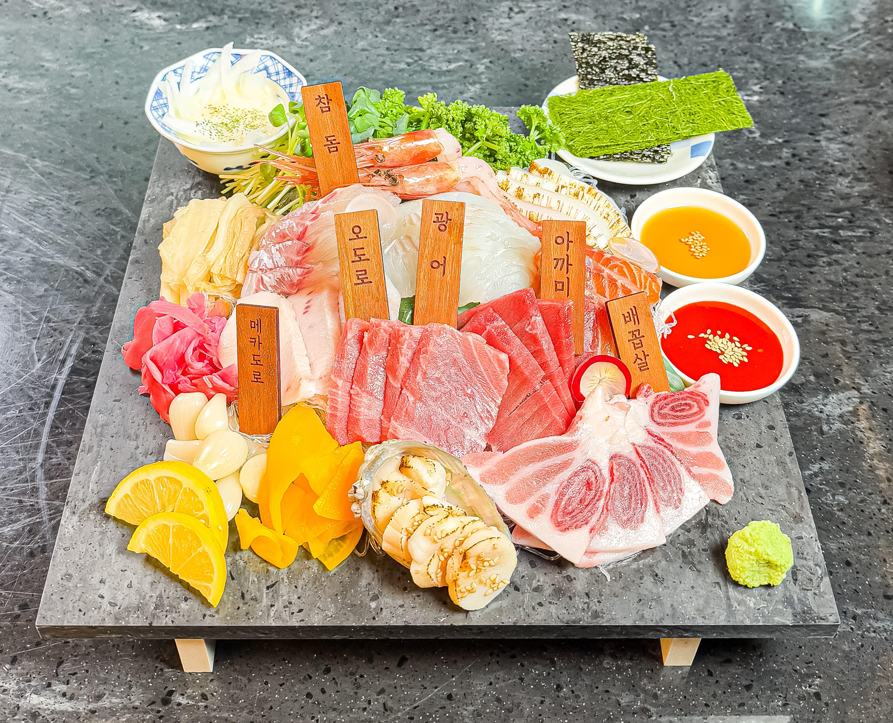 Sadang Room Izakaya Biwonの個室と炭火串焼き