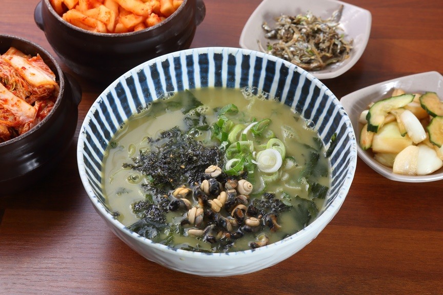 新濟州鮑麵館碗，海帶風味麵條與鮑貝鮮湯