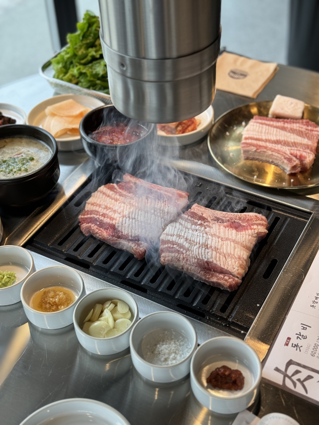 明湖點排骨濟州機場分店，有排骨與麵湯配菜