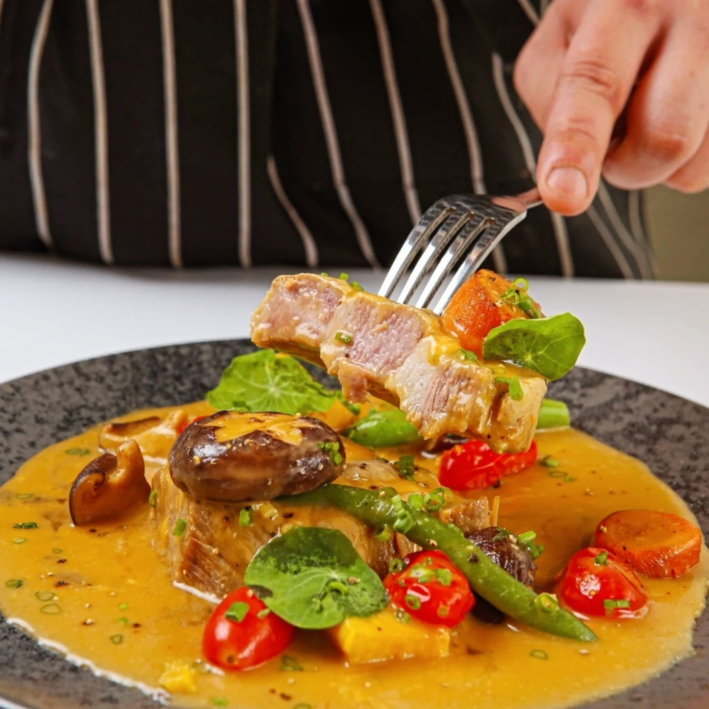 Urban Olympic Parkのダイニングルームと料理