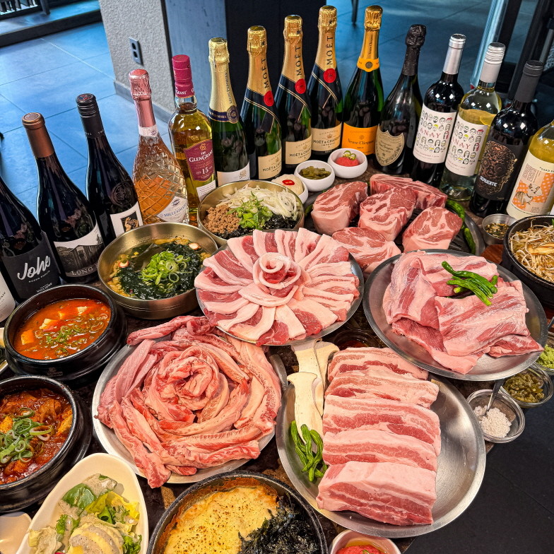 Mirae Hall Wirye thick-cut aged pork grilling