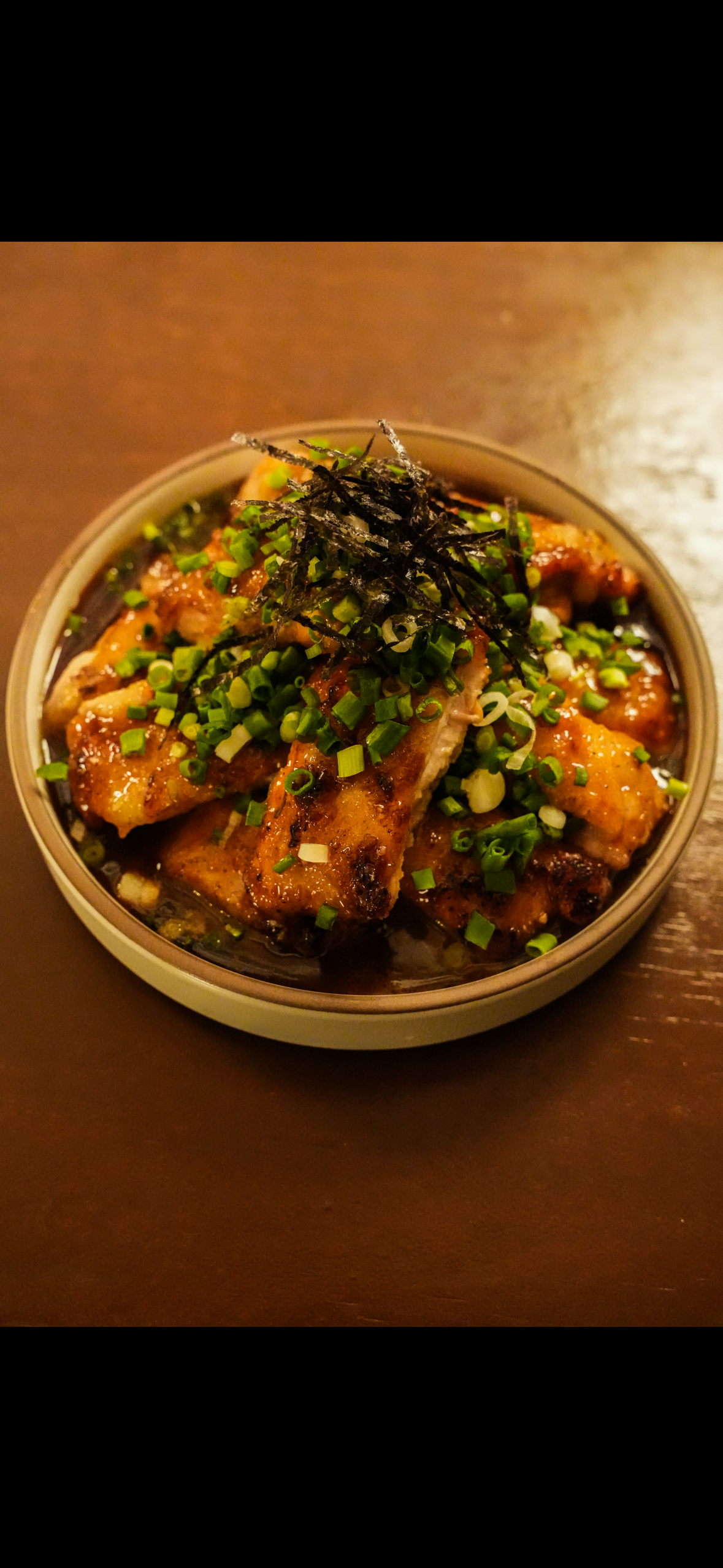 Bulcheol Yeonnam居酒屋桌上擺有Highball與下酒菜