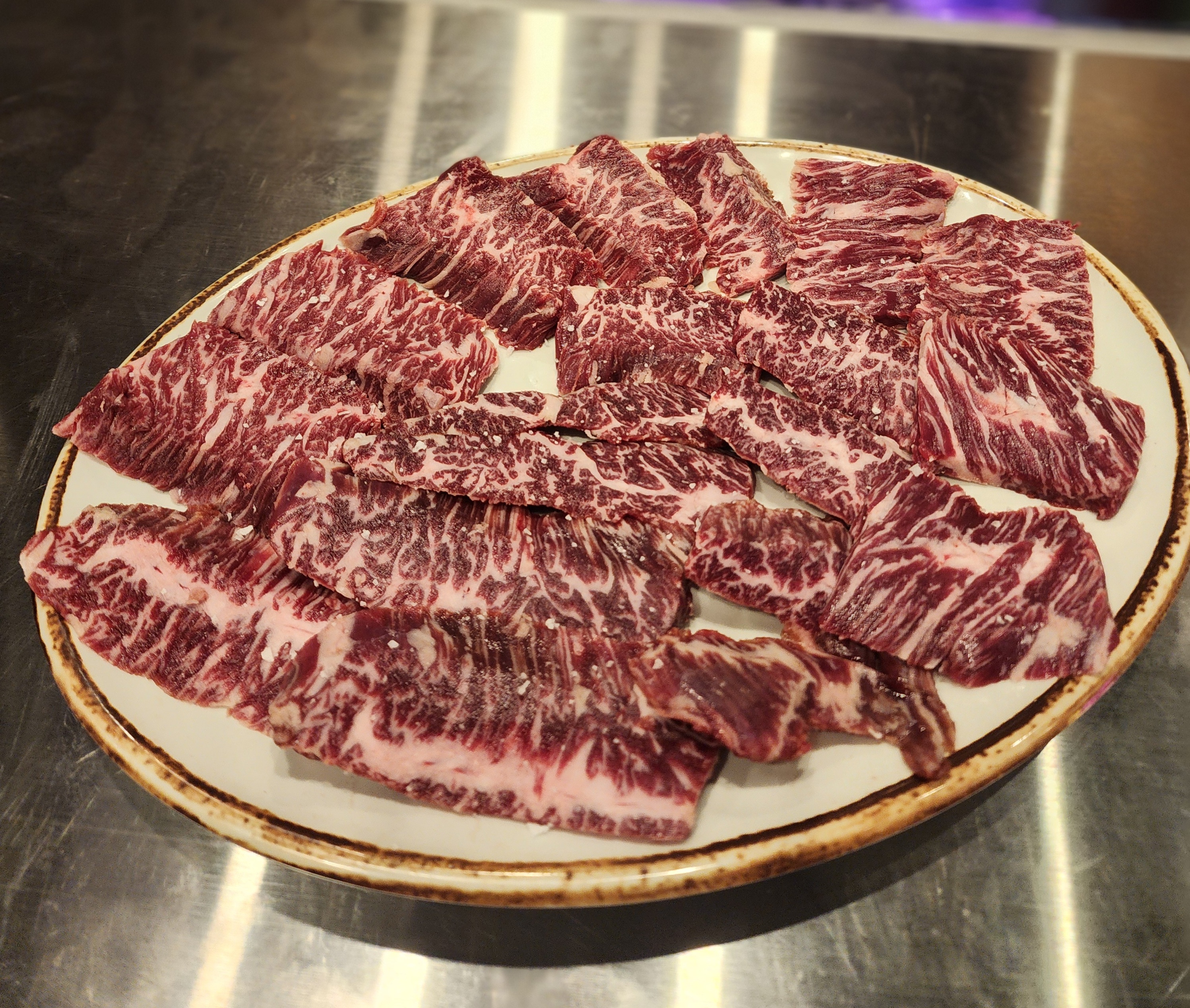 주촌한우로스구이烤架上的沙朗與配菜