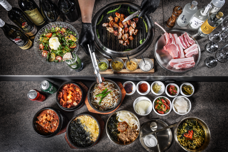 未来会馆汉南店典雅内装与多汁干式熟成猪肉烤盘特写