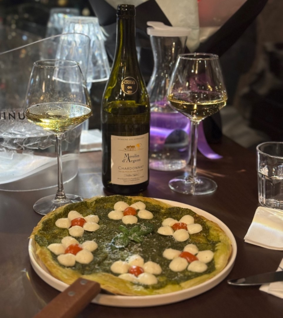 BOMOO truffle arugula pizza and cocktails