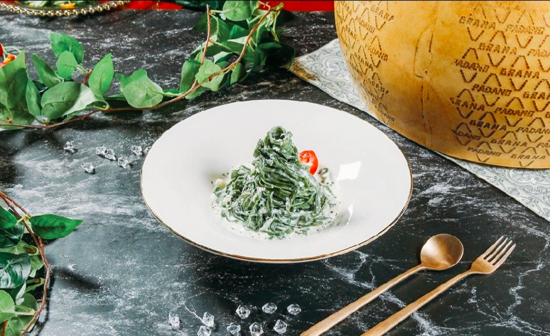 SAYU WINESALONのパリ風書斎バーの雰囲気、ワインとチーズホイールで和えたパスタ