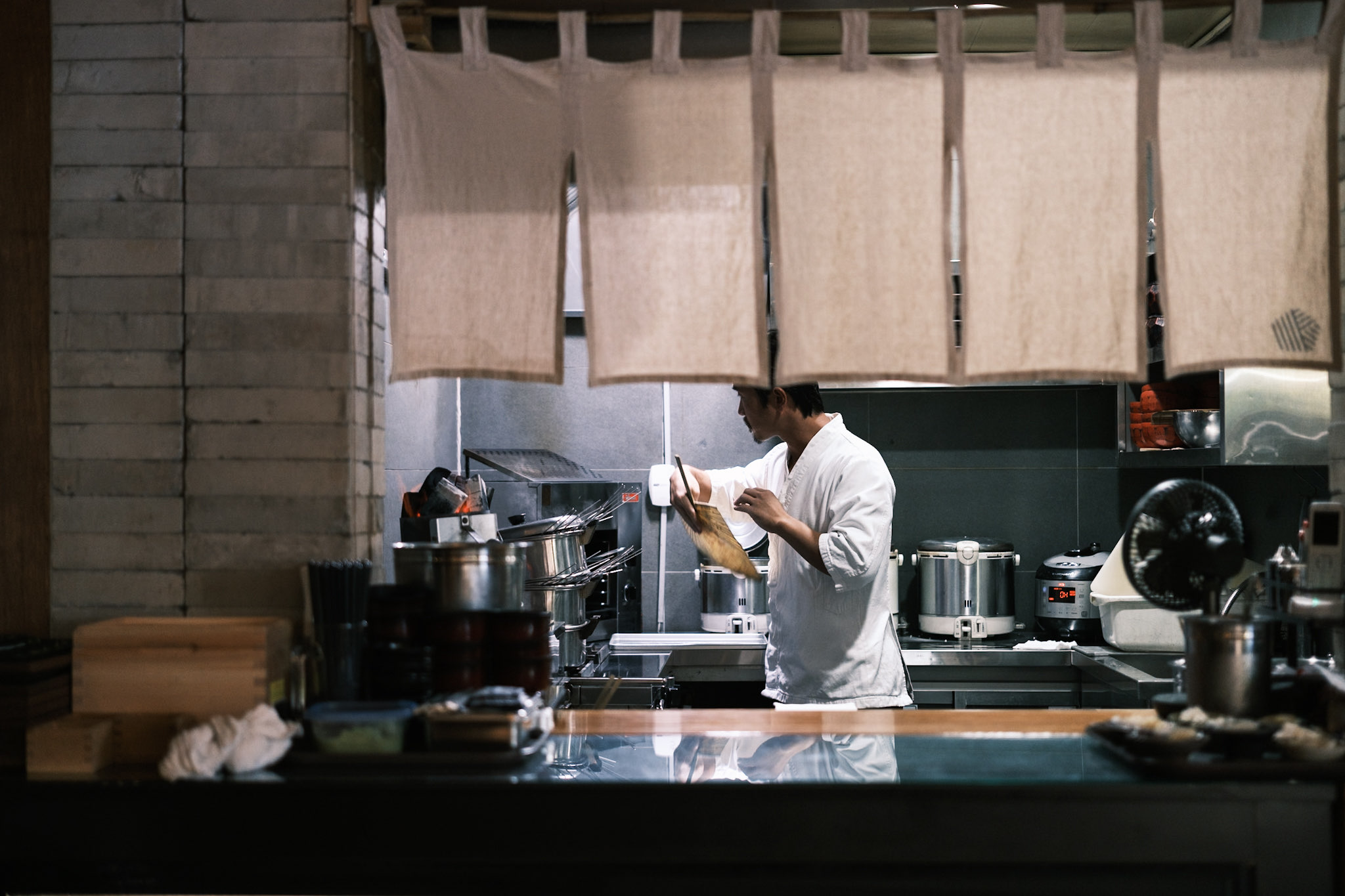 Tokyo Table lacquered unaju box with glossy tare - Image 9