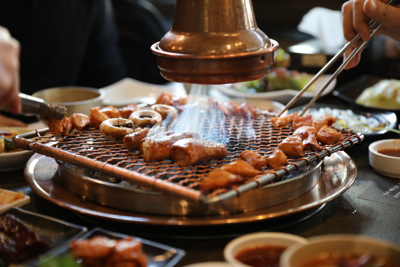 Chungchun club grilling beef intestines with chilled noodles