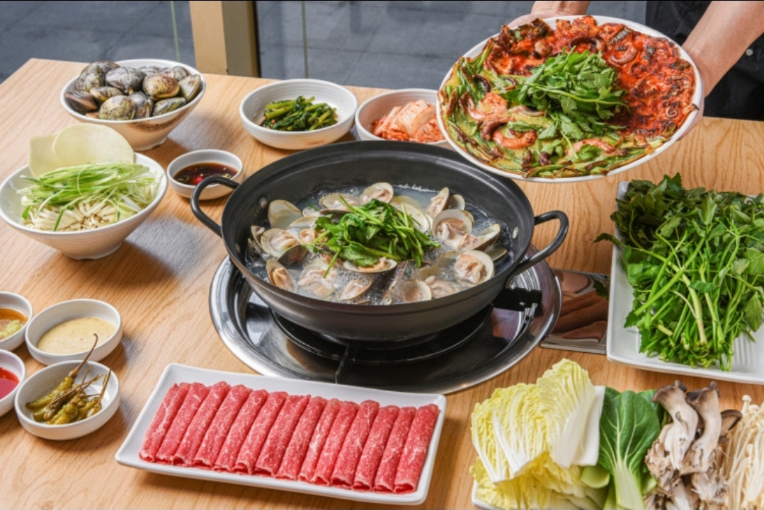 Daegawon Magokのプレミアム韓牛グリルとホンビノス貝しゃぶしゃぶとカルグクス