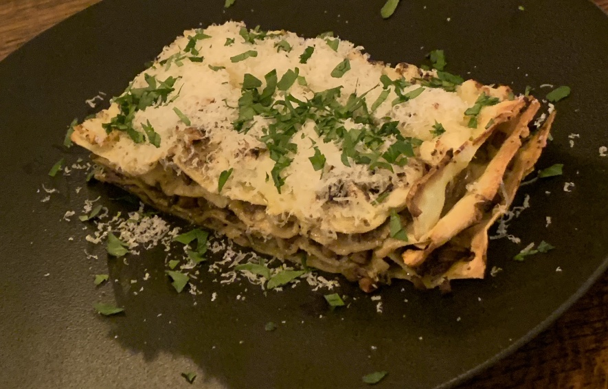 ポールズダイナーのナチュラルワイングラスとヨーロッパ風小皿