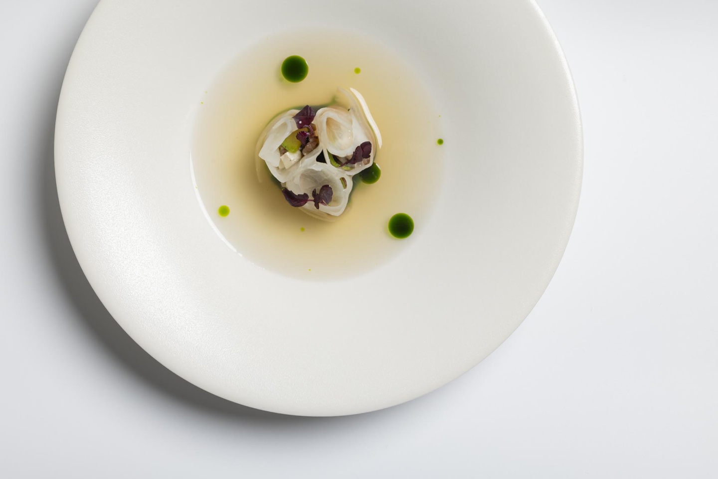 Le DORERのダイニングルーム、海の色合いとワインセラー