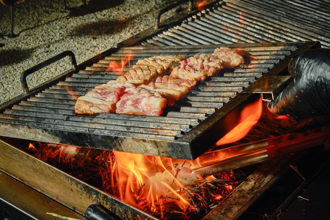 花烟山庄稻草烟熏与炭火炉烤，环境似山间小屋