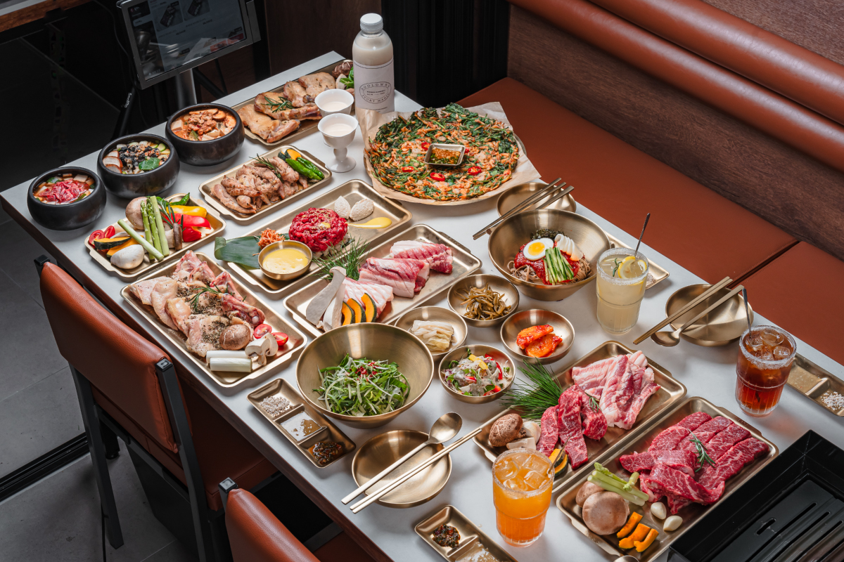 Hwagyebansang 炭火燒烤肉品、米飯與小菜