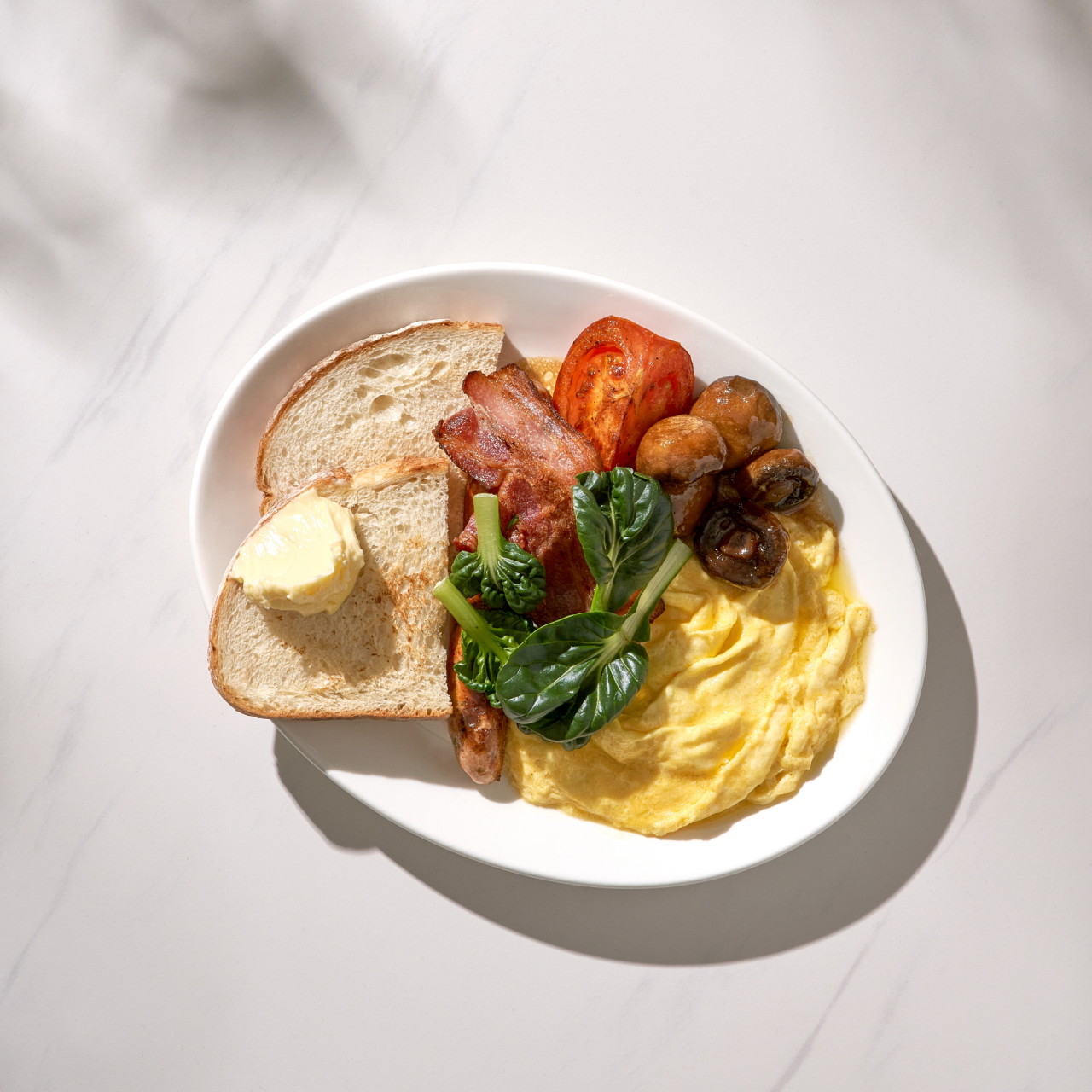 Gjustina合井早午餐桌上摆有面包、意面和红酒