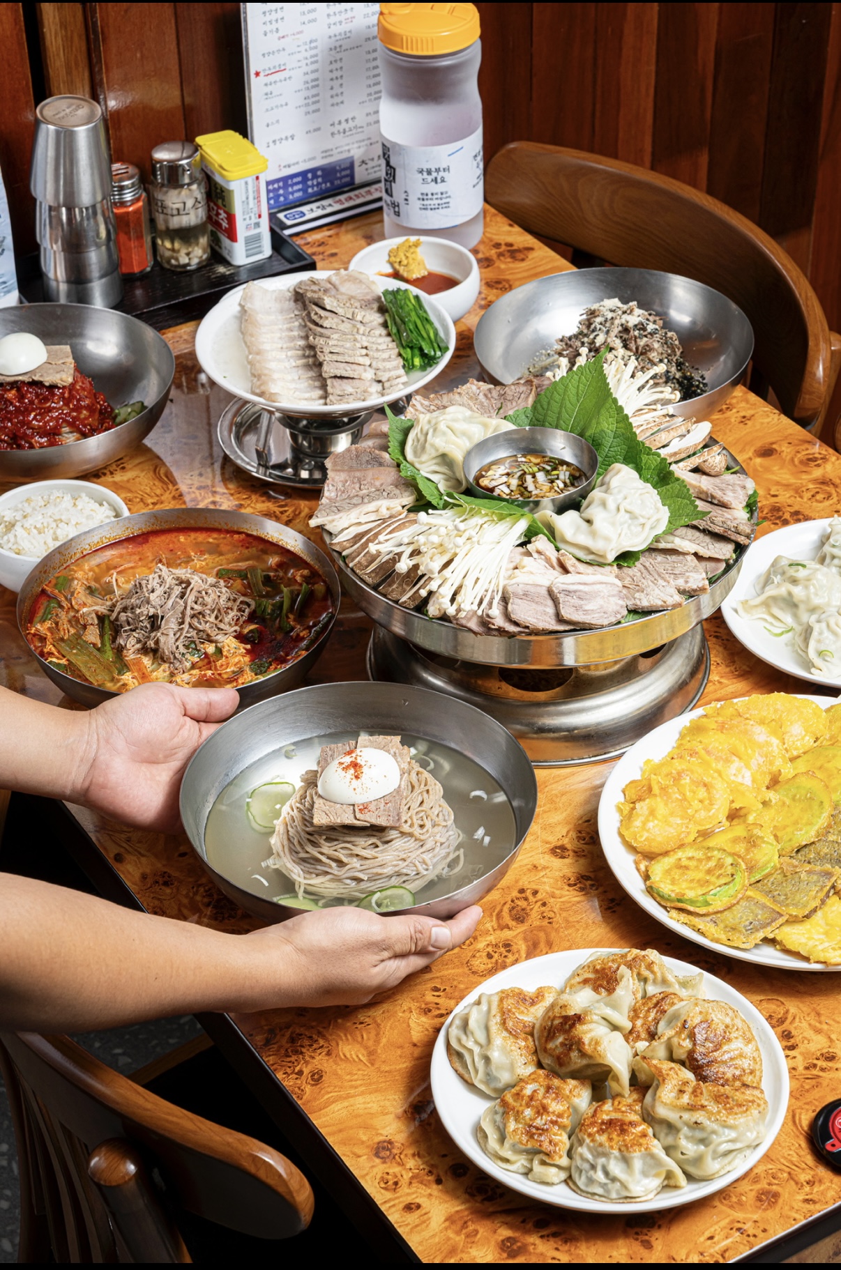 Daeyeop Seongsu—large bowl of shimmering cold buckwheat noodles