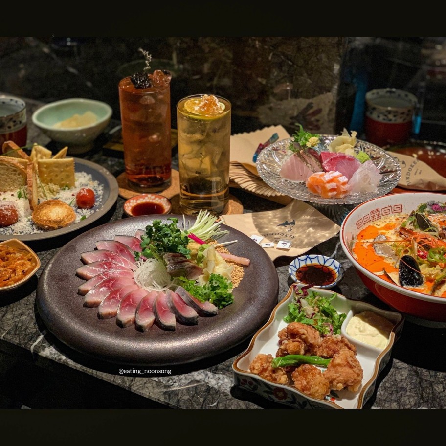 ジンドケン 新沙（カロスキル）居酒屋、瓶と暖かい照明