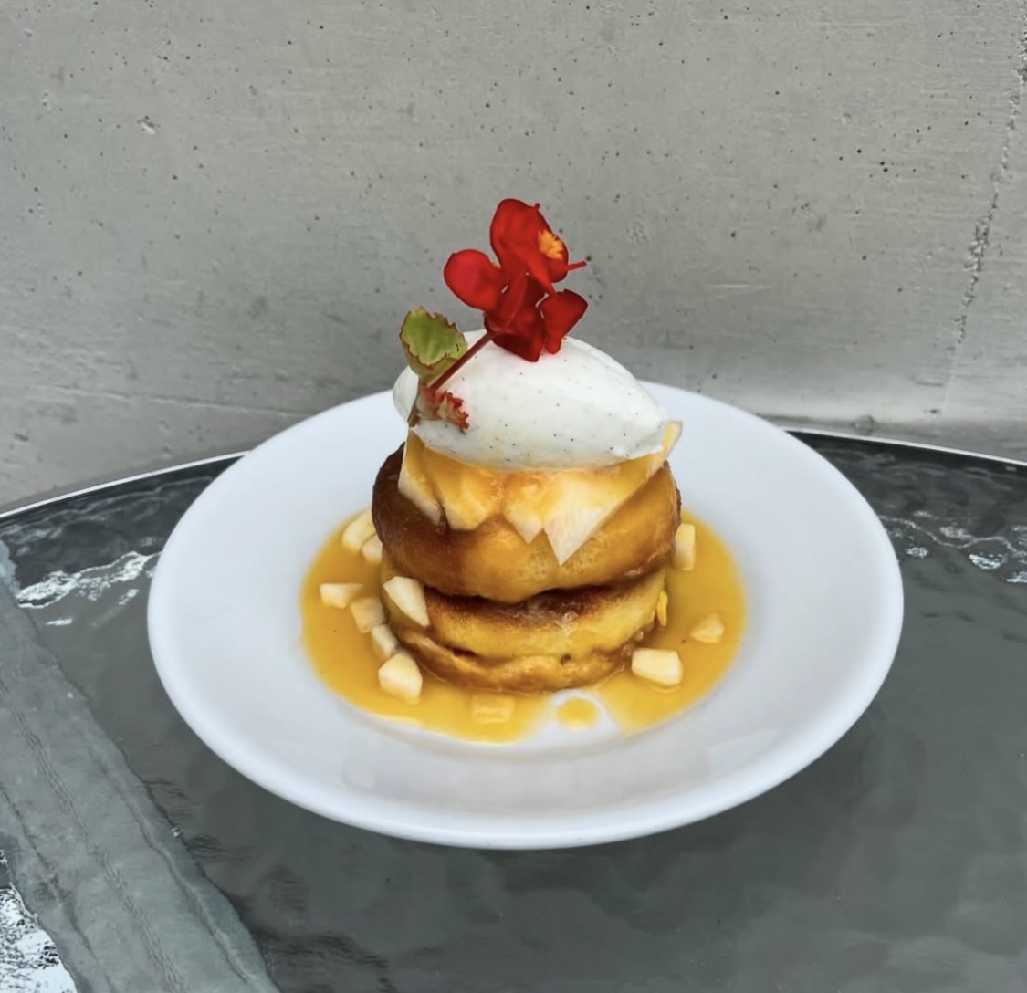 西村のデカッドで日差しを浴びる窓と季節の料理