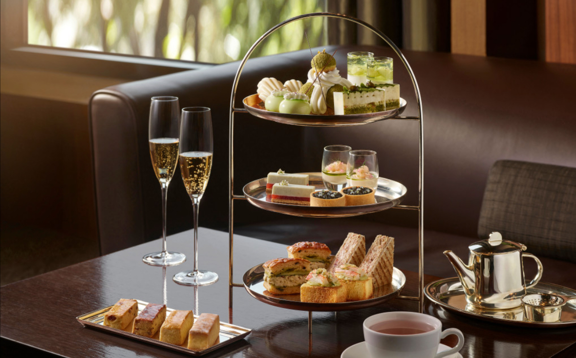 首爾新羅飯店圖書館酒吧休息室，搭配現場表演燈光