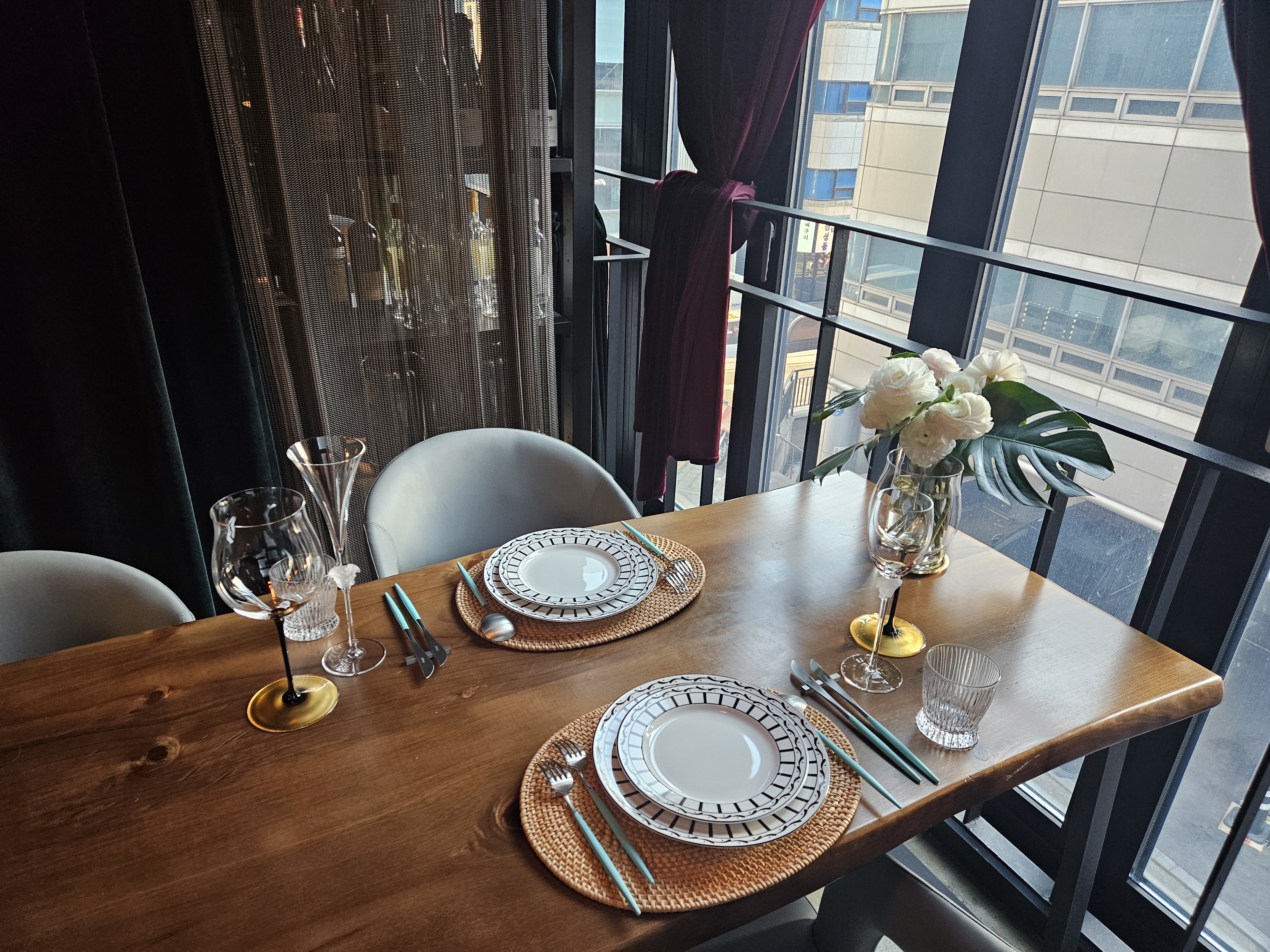 La's Kitchen Samsung wine wall and steak lobster set