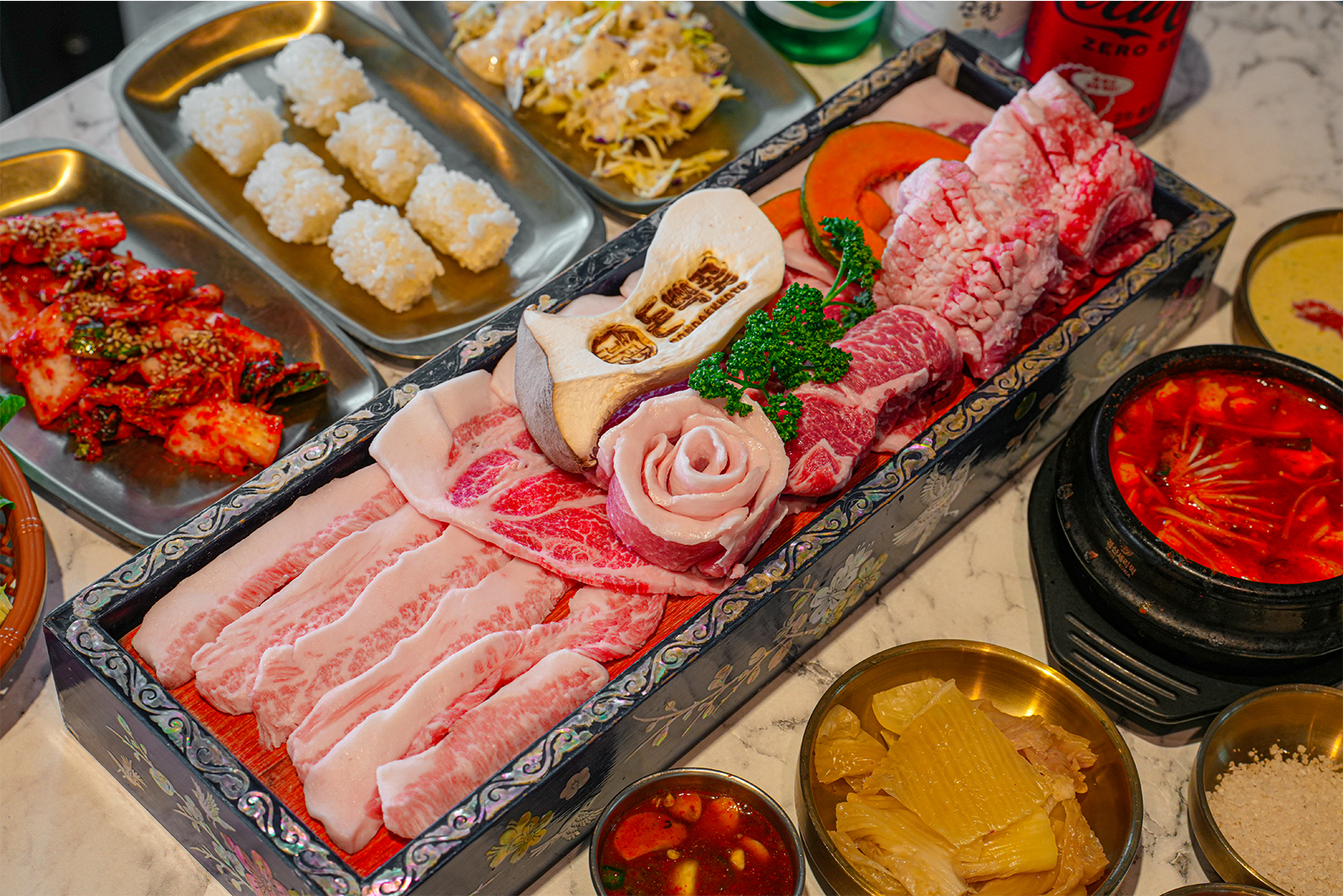 돈백꽃 신제주직영점 (Donbaekkot Sinjeju)の水で熟成させた豚肉セット