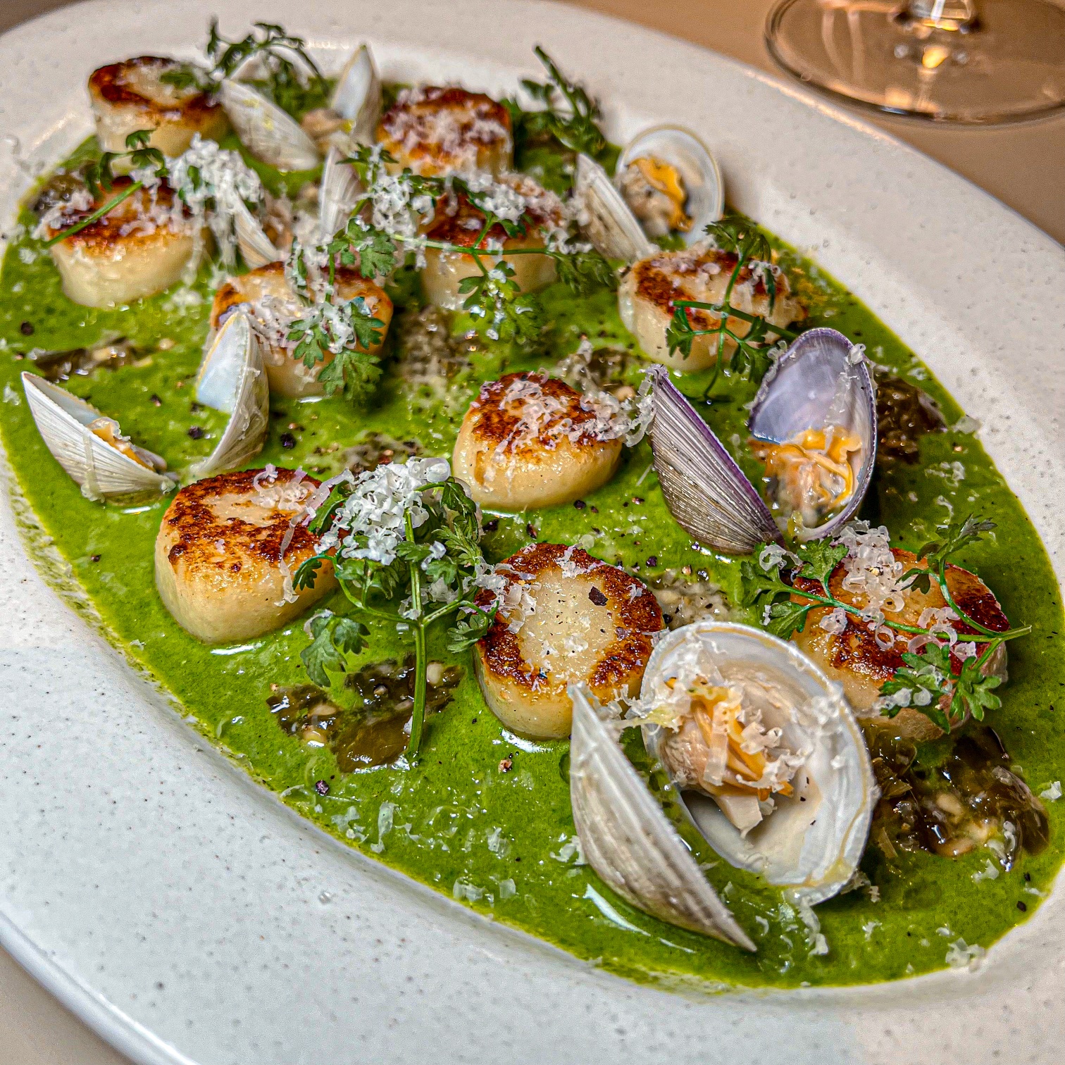 Italyguksi Dosan 韓義結合義大利麵與韓式食材，昏暗氛圍用餐空間