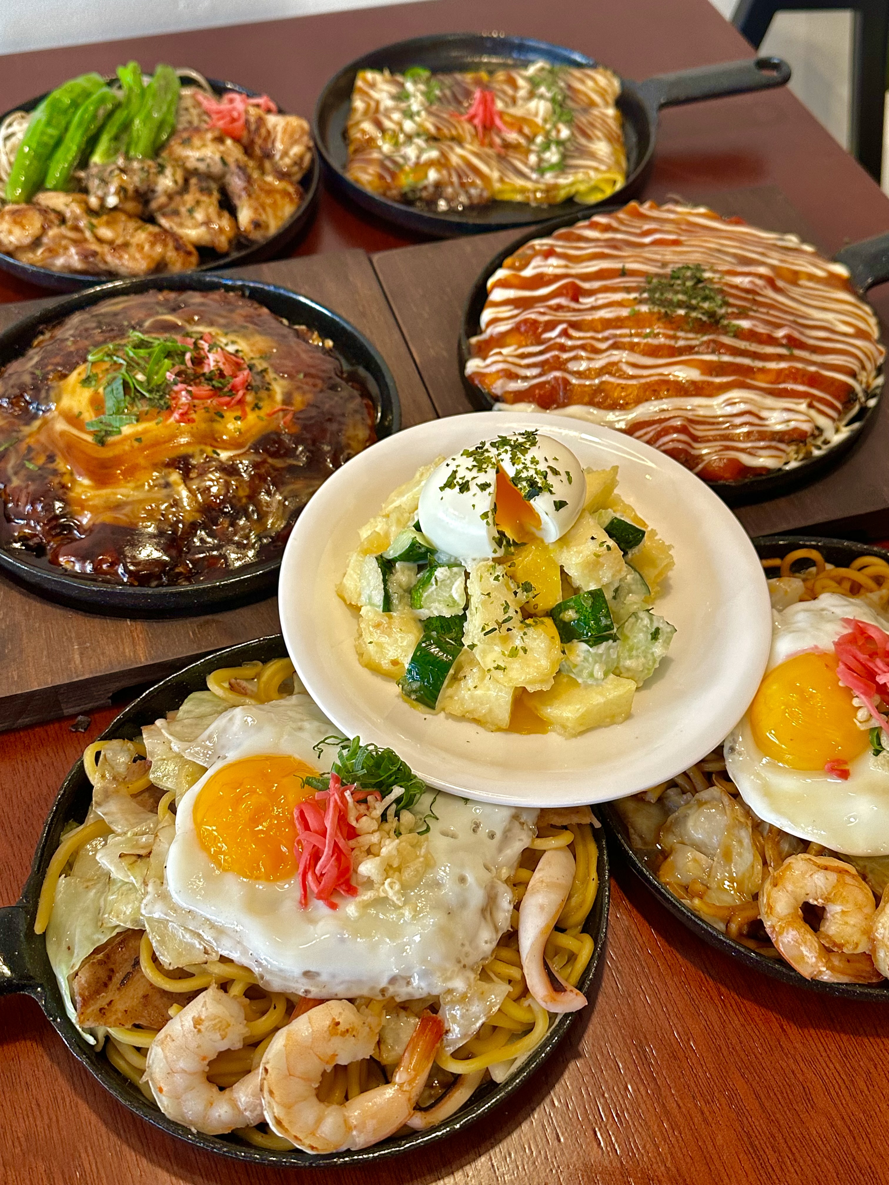 チョロの黄金色に焼き上げた広島風お好み焼き（ 신당 ）