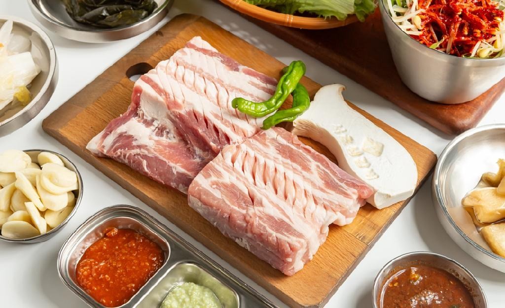 Bangi-dong pork ribs grilling at SeohoPorkGrills