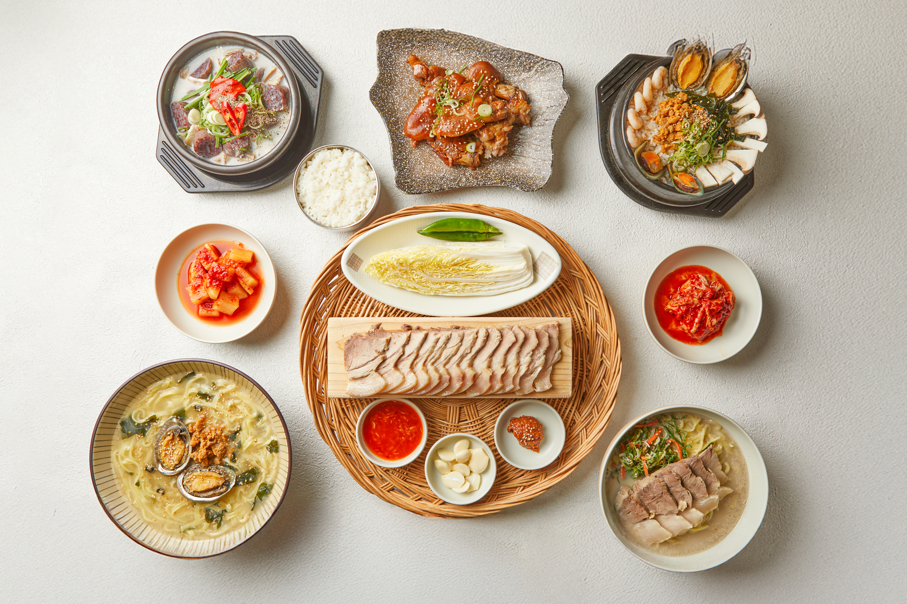 ククスバダ 熱々の肉そばスープと壺で熟成された麺