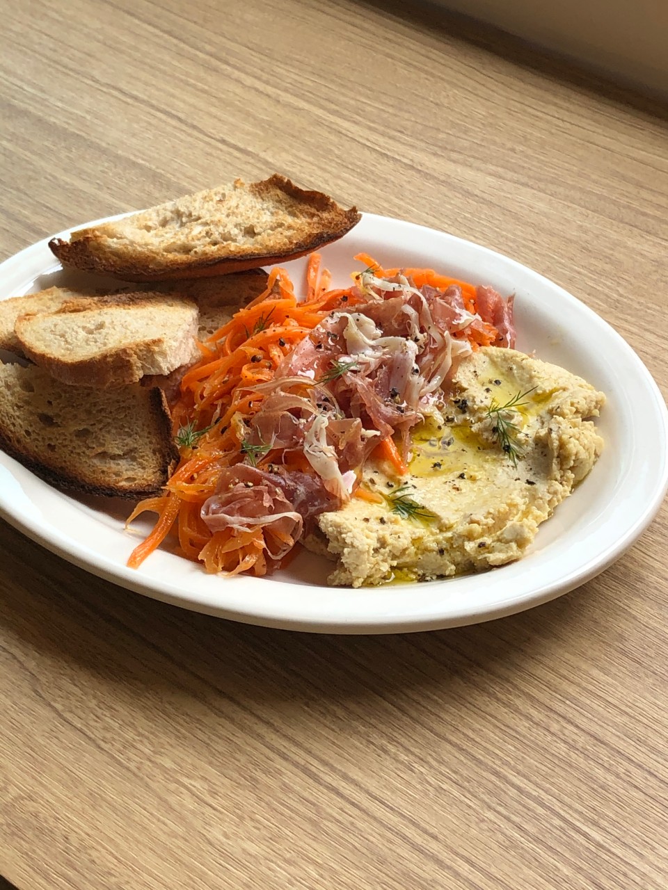 明亮圣水空间中的Little Forest早午餐