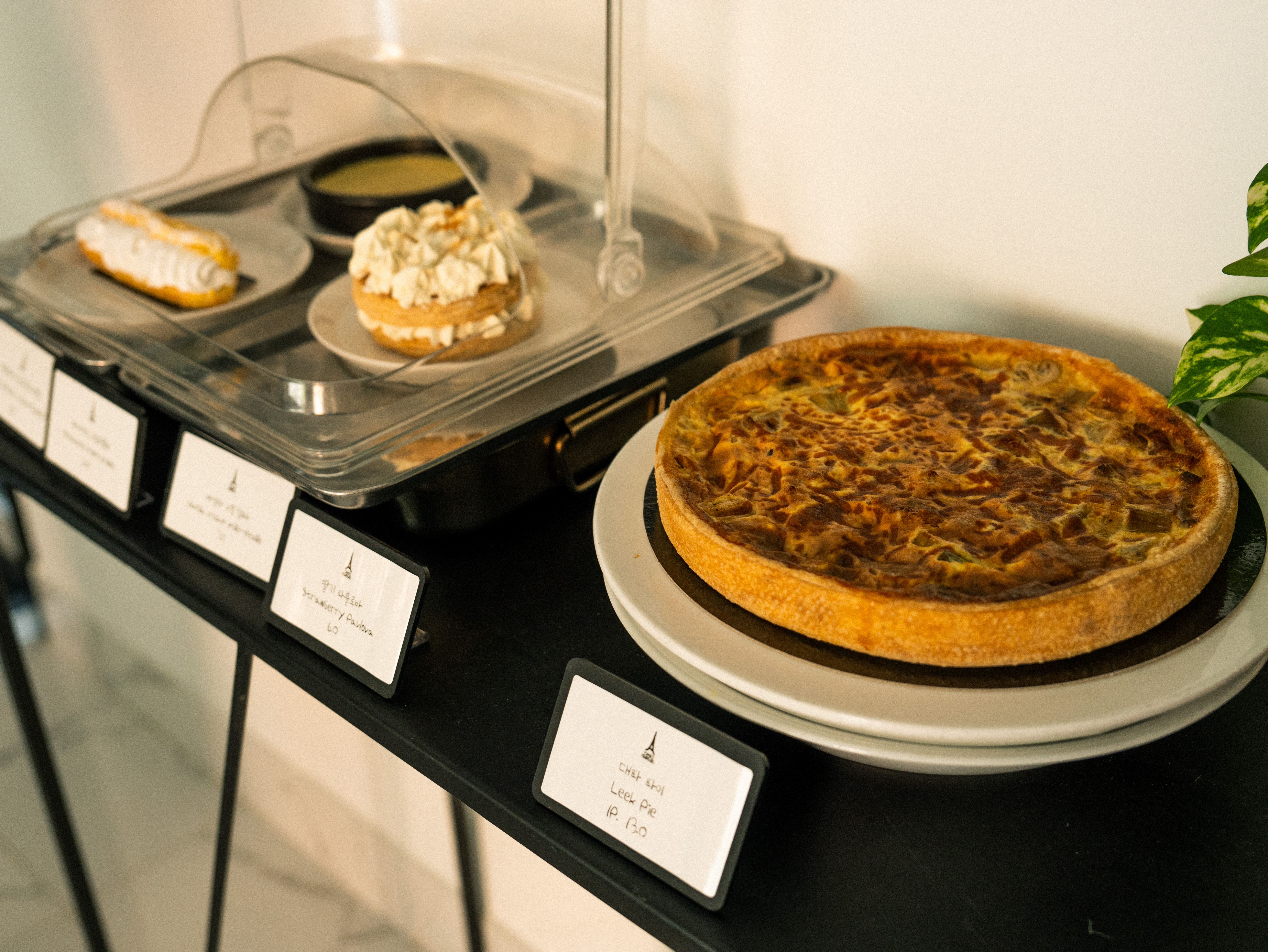 Espace Francais garden table with wine in Hannam