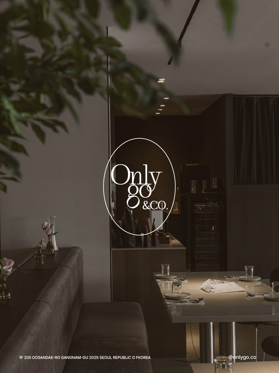 Onlygo & Co floral fusion dining room and plates