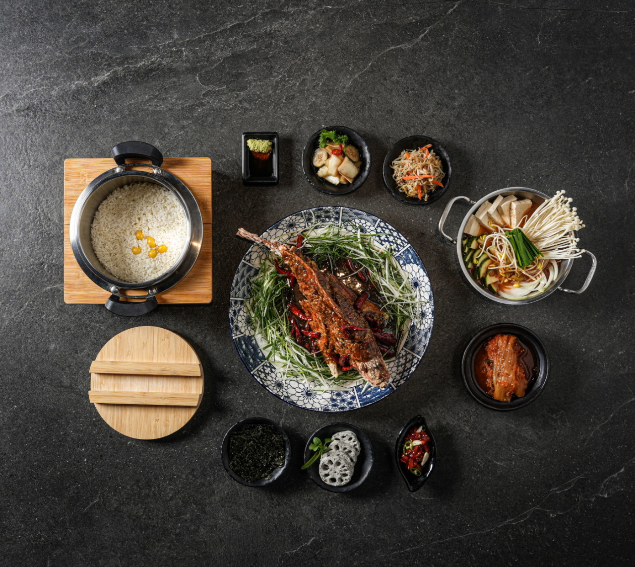 乙旺里クドゥッチプの魚の盛り合わせと土鍋ご飯