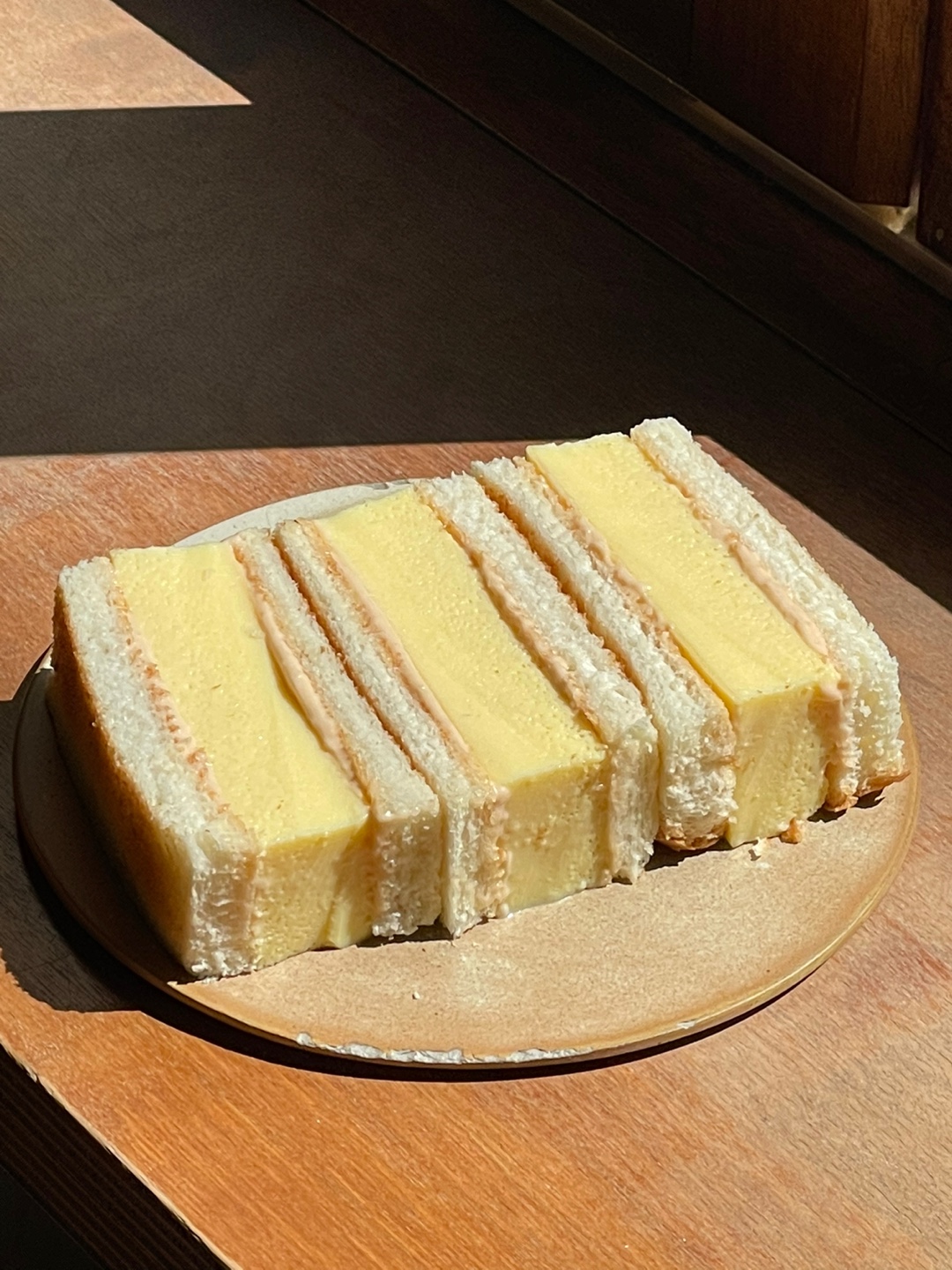 オリンジ 明るい5階テーブルのデザートとコーヒー