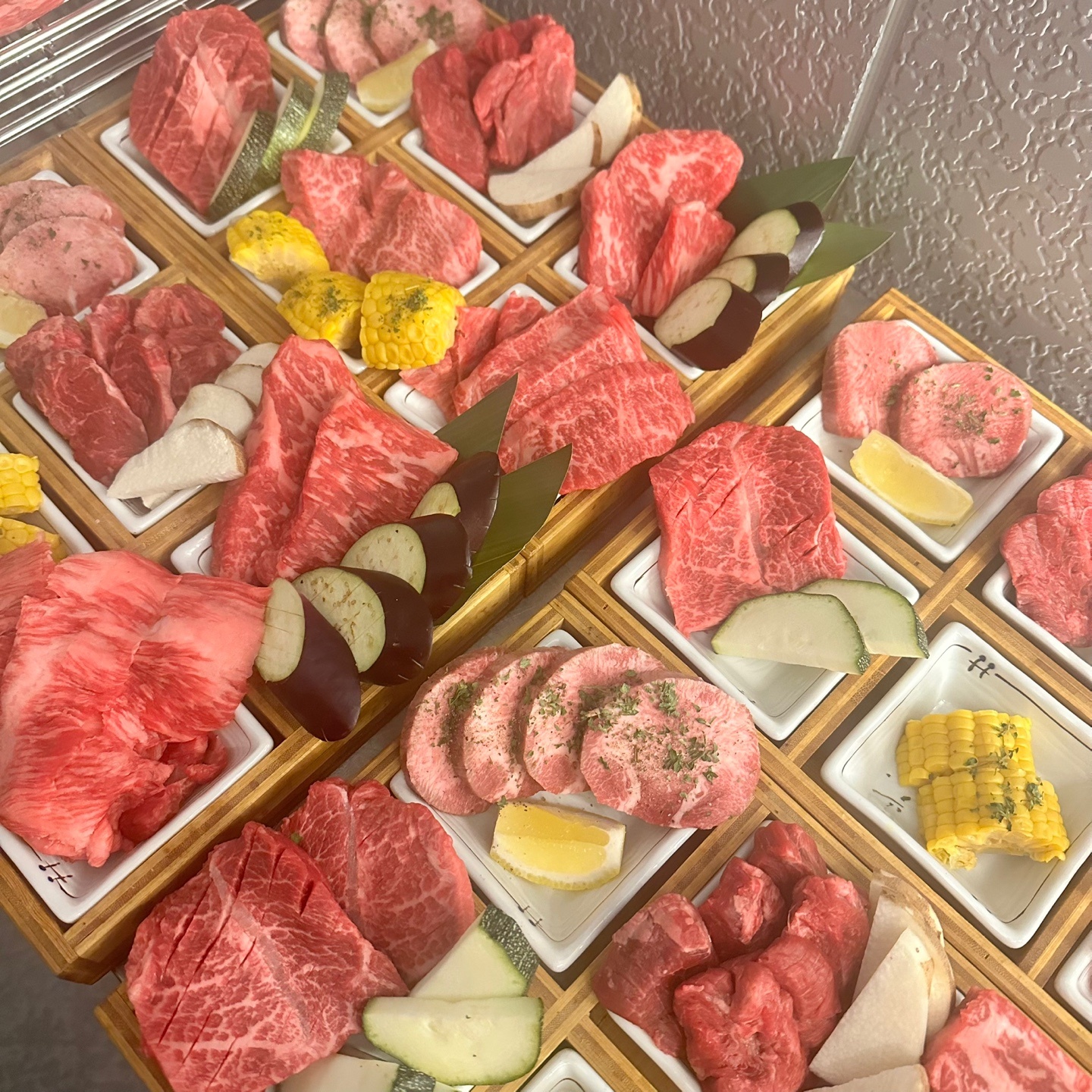 狎鷗亭우시야和牛肉片於燒肉吧台