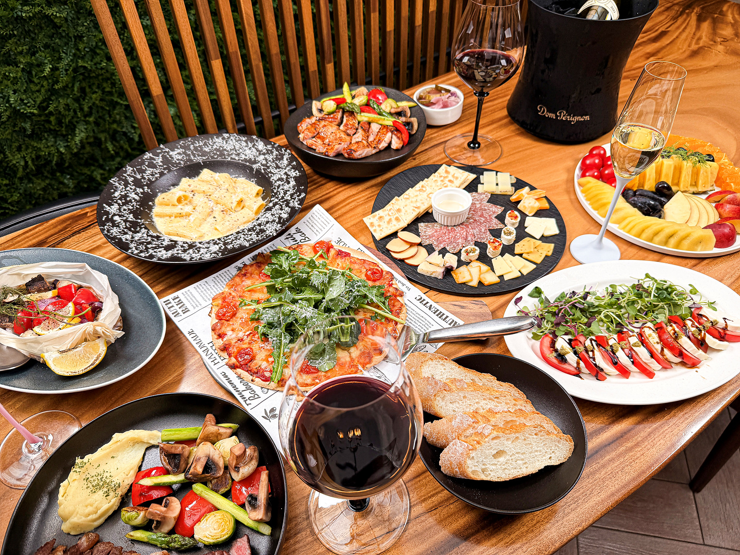 LUNA VINE candlelit wine bistro table in Sinsa