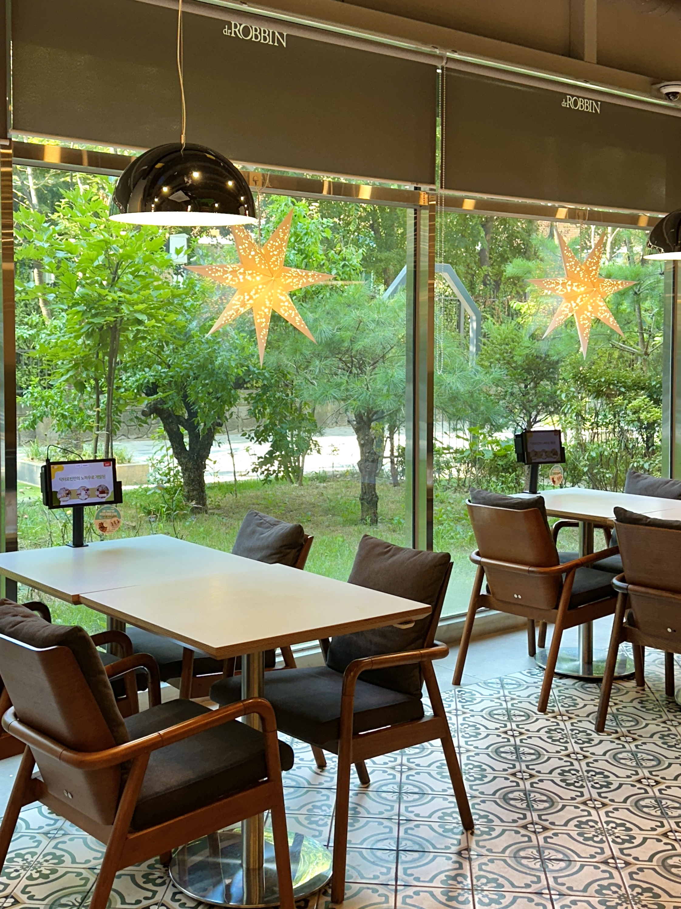 Dr. Robbin Gocheok healthy dining interior