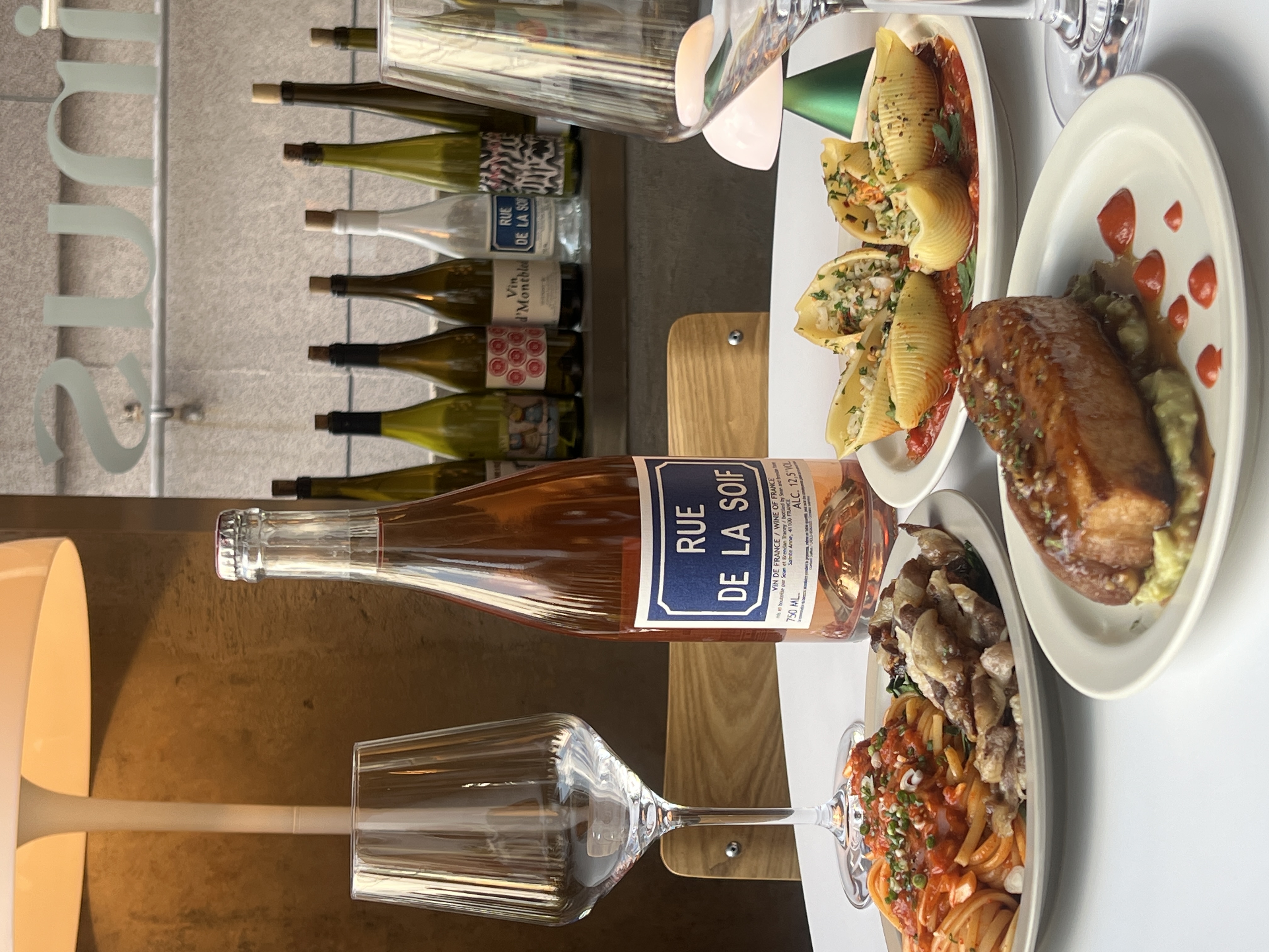 plusplusminus天然葡萄酒吧內部隨興氛圍