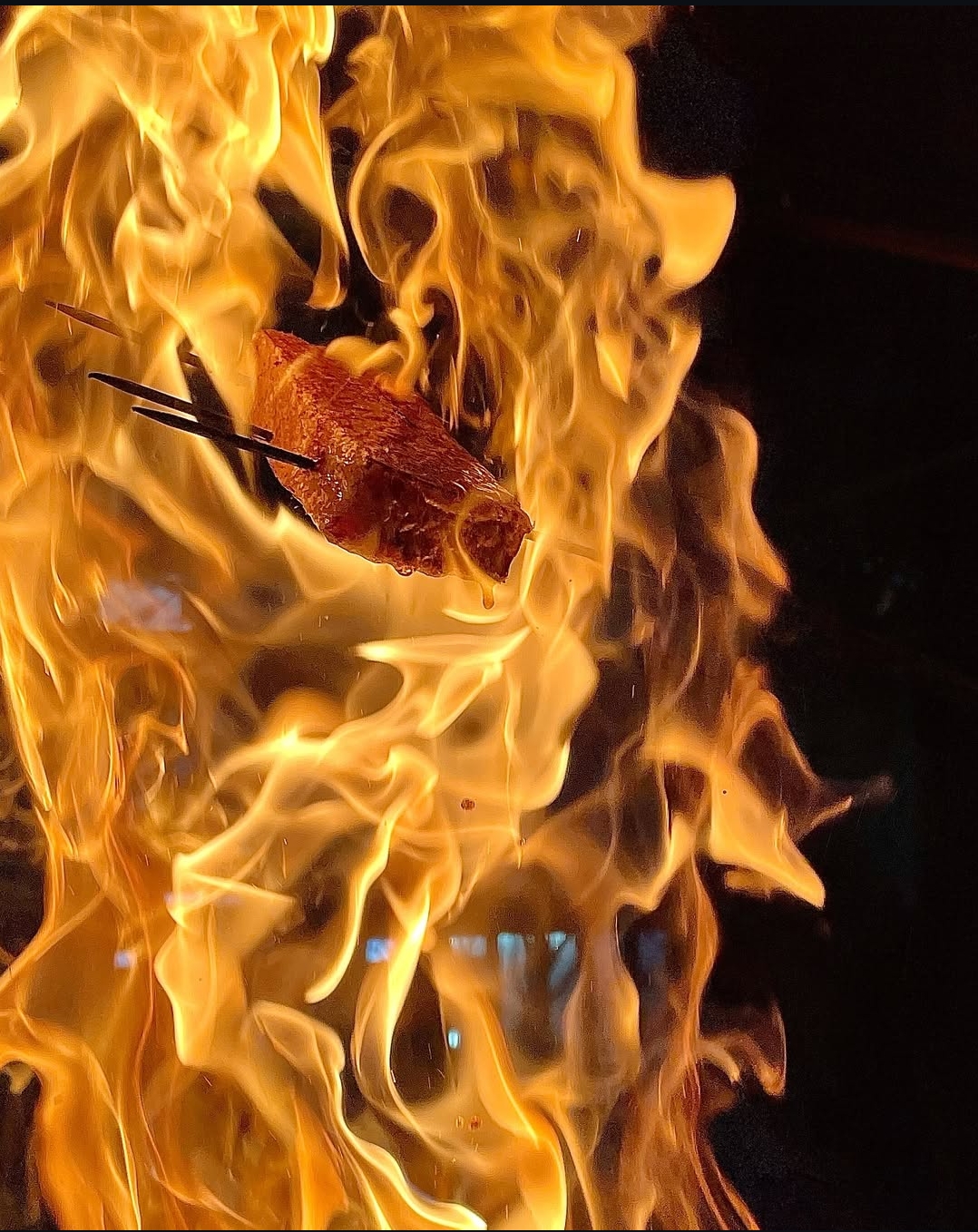 Warayaki Kuishinbo Sinsa straw-fired tuna tataki