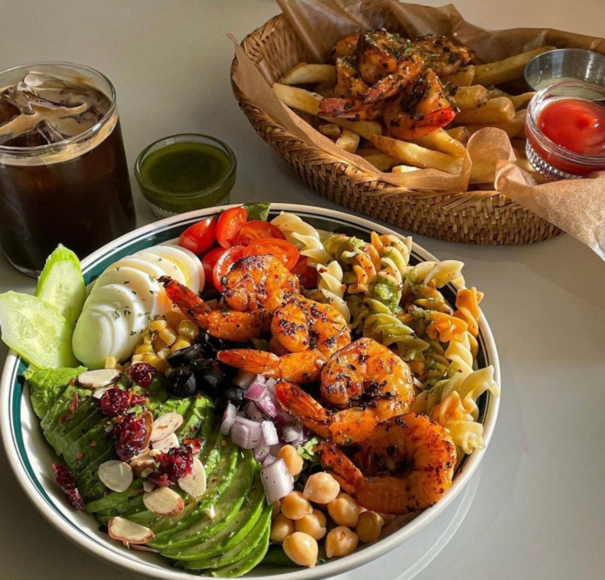 dot blanket 延南 舒適早午餐桌擺有酪梨沙拉與開放式三明治