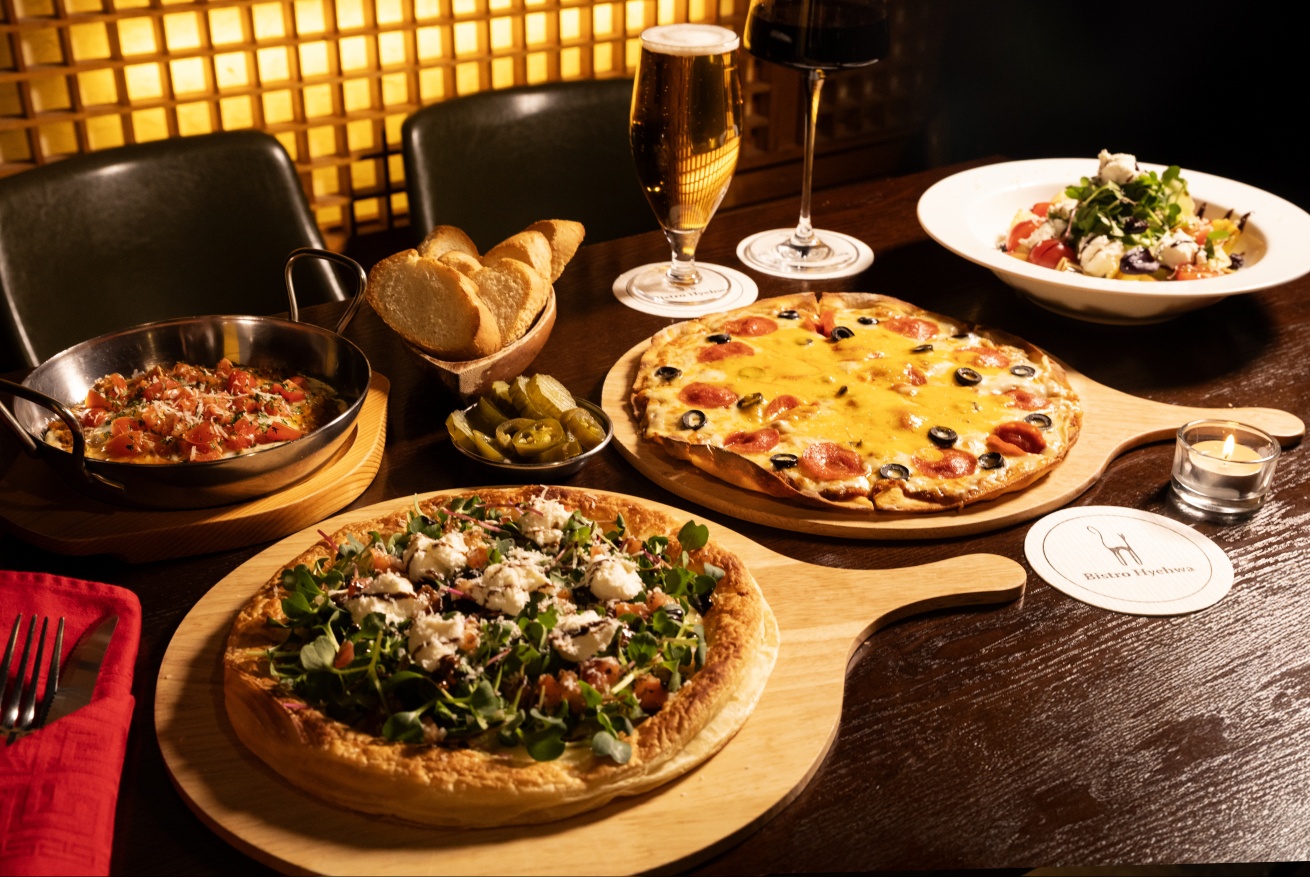 Bistro Hyehwa cozy room with live jazz stage and insalata pizza