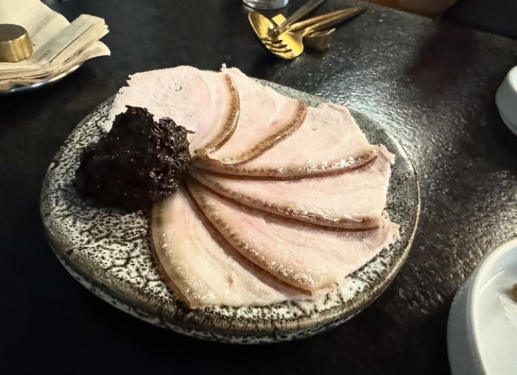 热腾腾的骨汤饭，配搭丰富农场直供小菜