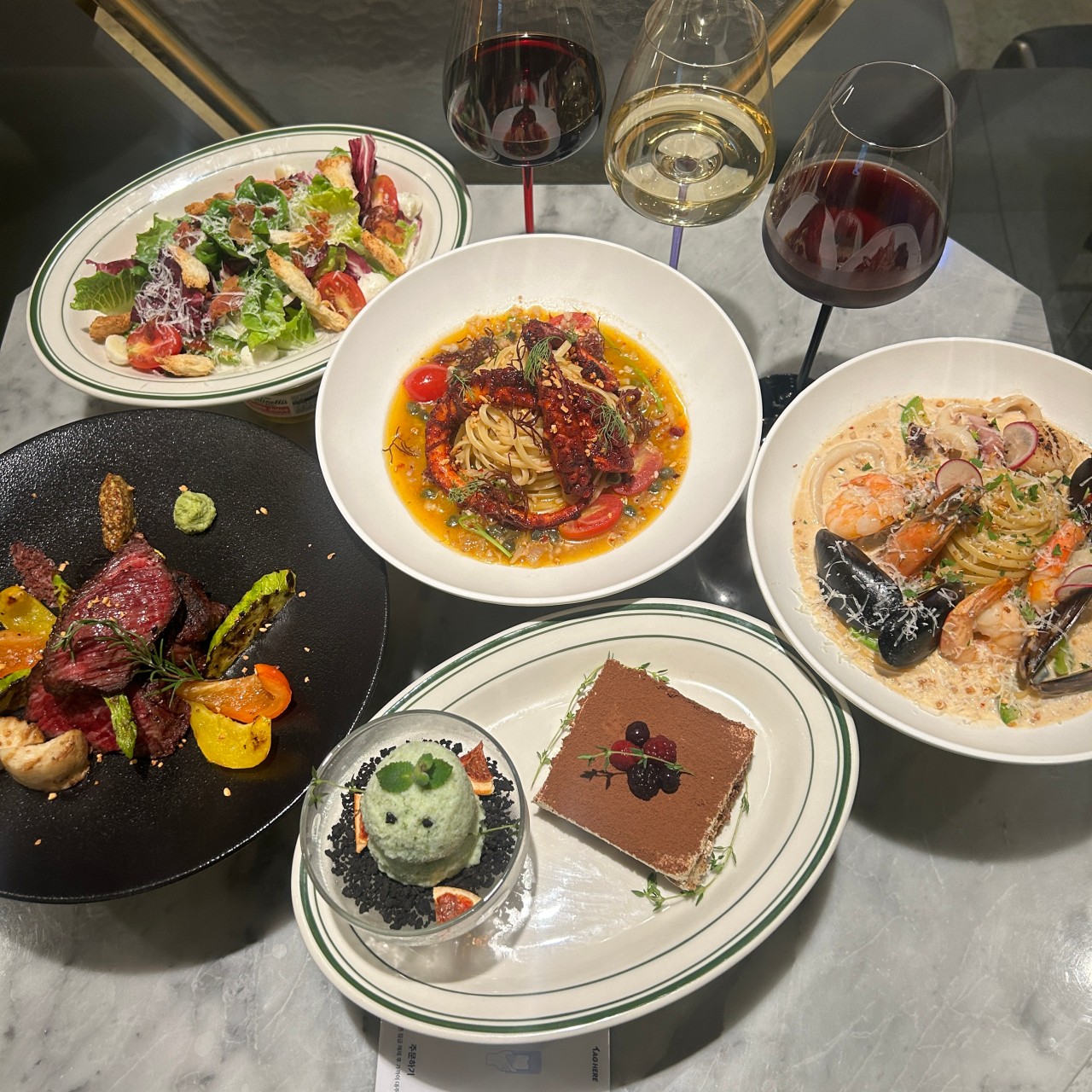 Fluffy汝矣岛现代意大利餐厅，宠物友好氛围