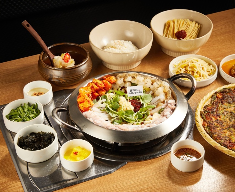 李樂山釜山站嬰兒友善餐廳內部及活章魚鍋