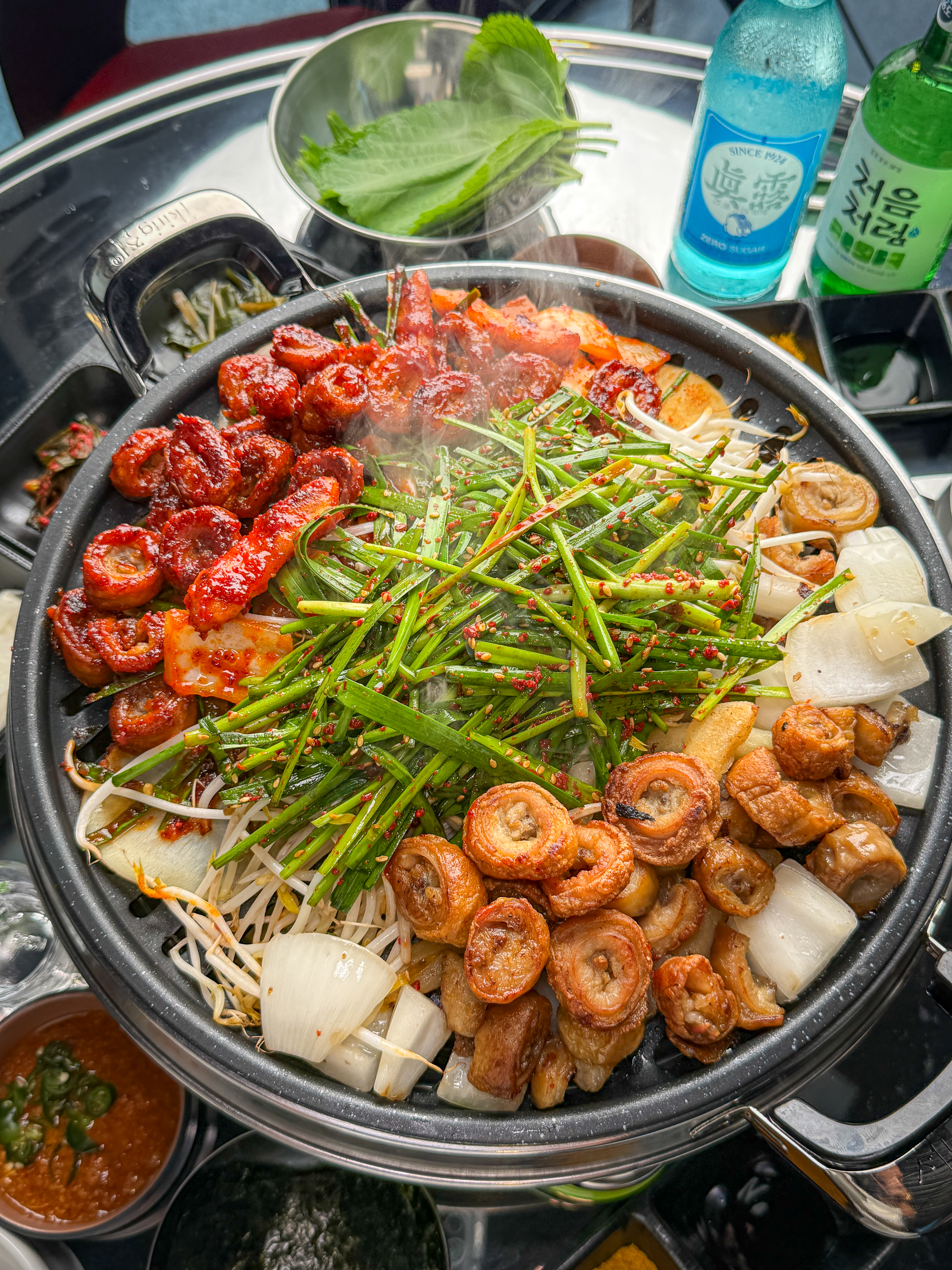 瘋狂馬腸招牌特製醃漬內臟在火烤架上