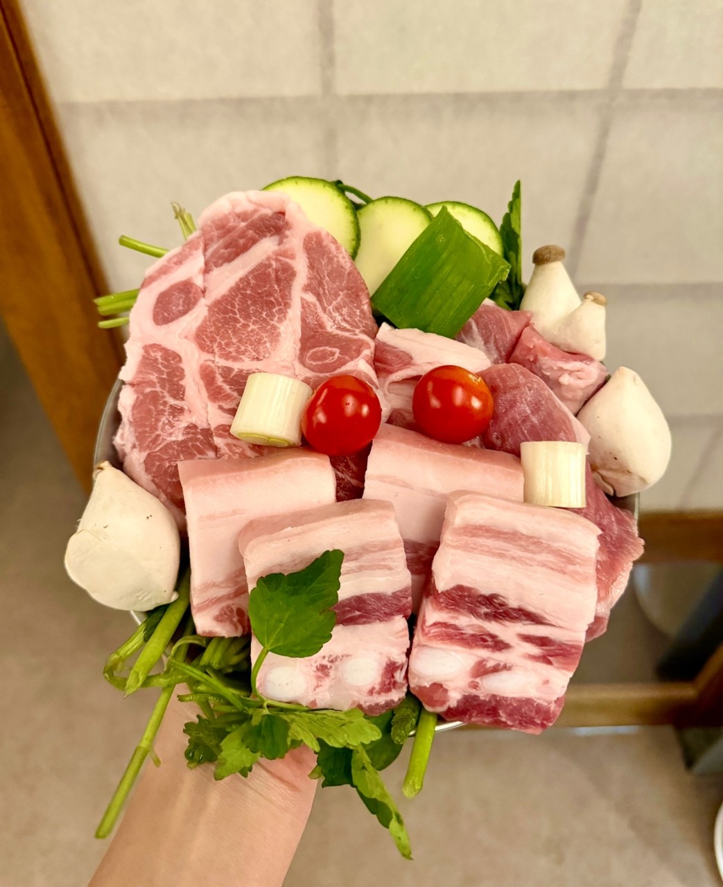 Aging-fragrant pork belly searing at Teojeon Seongsu