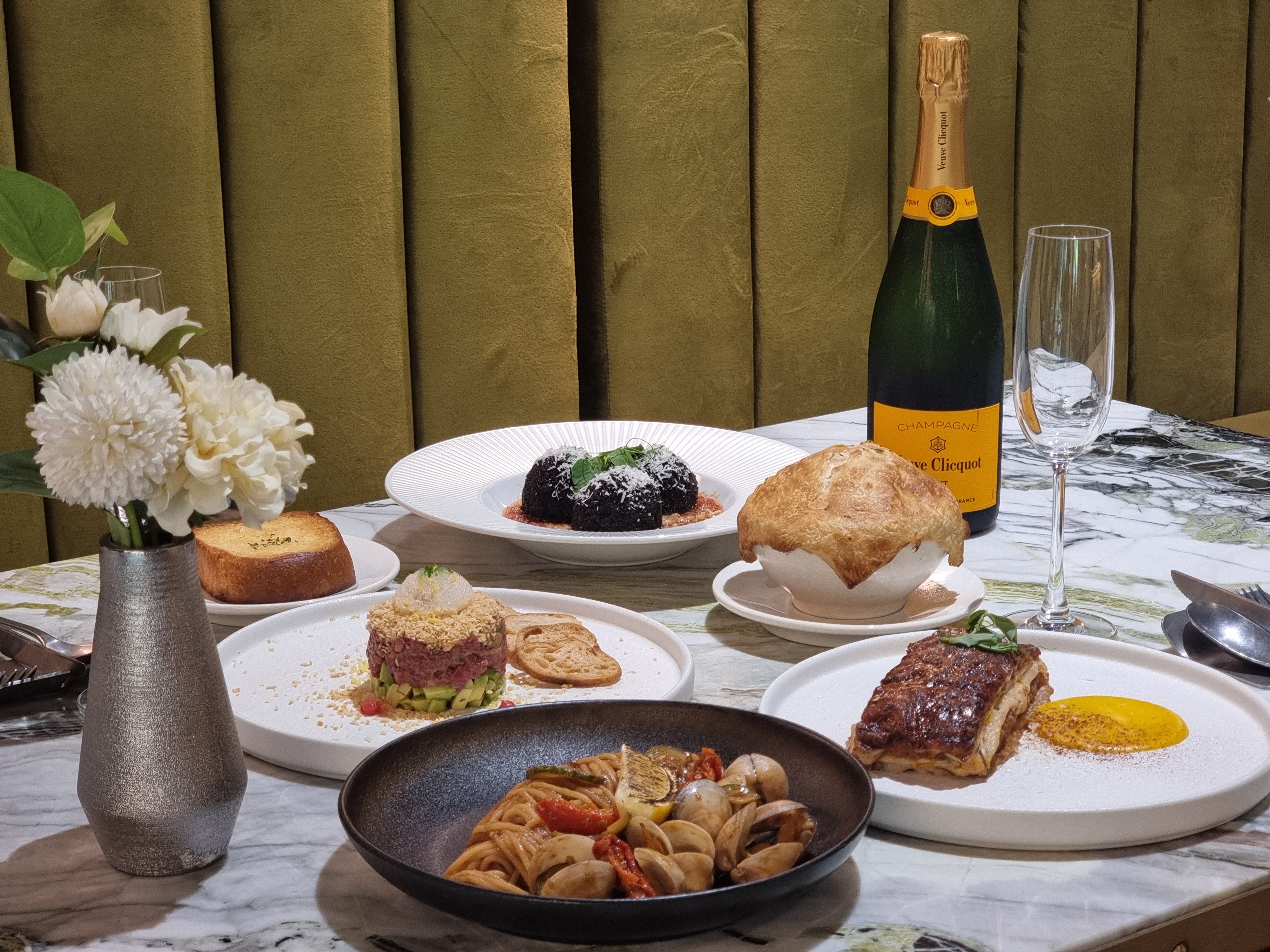 428 Restaurant sunny terrace brunch and bubbles