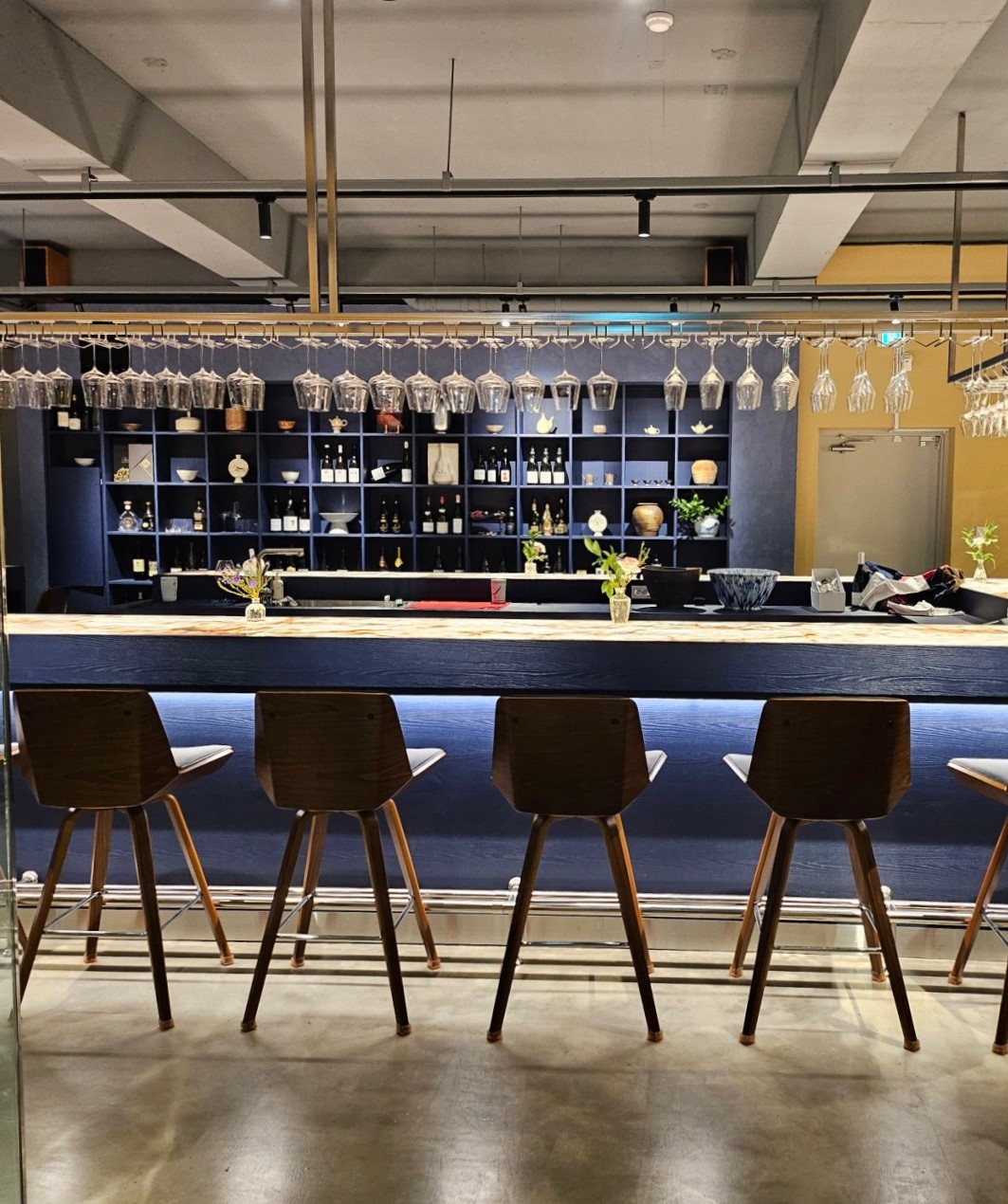 Lesclefs de crystal Jeju 白色餐桌與酒窖服務