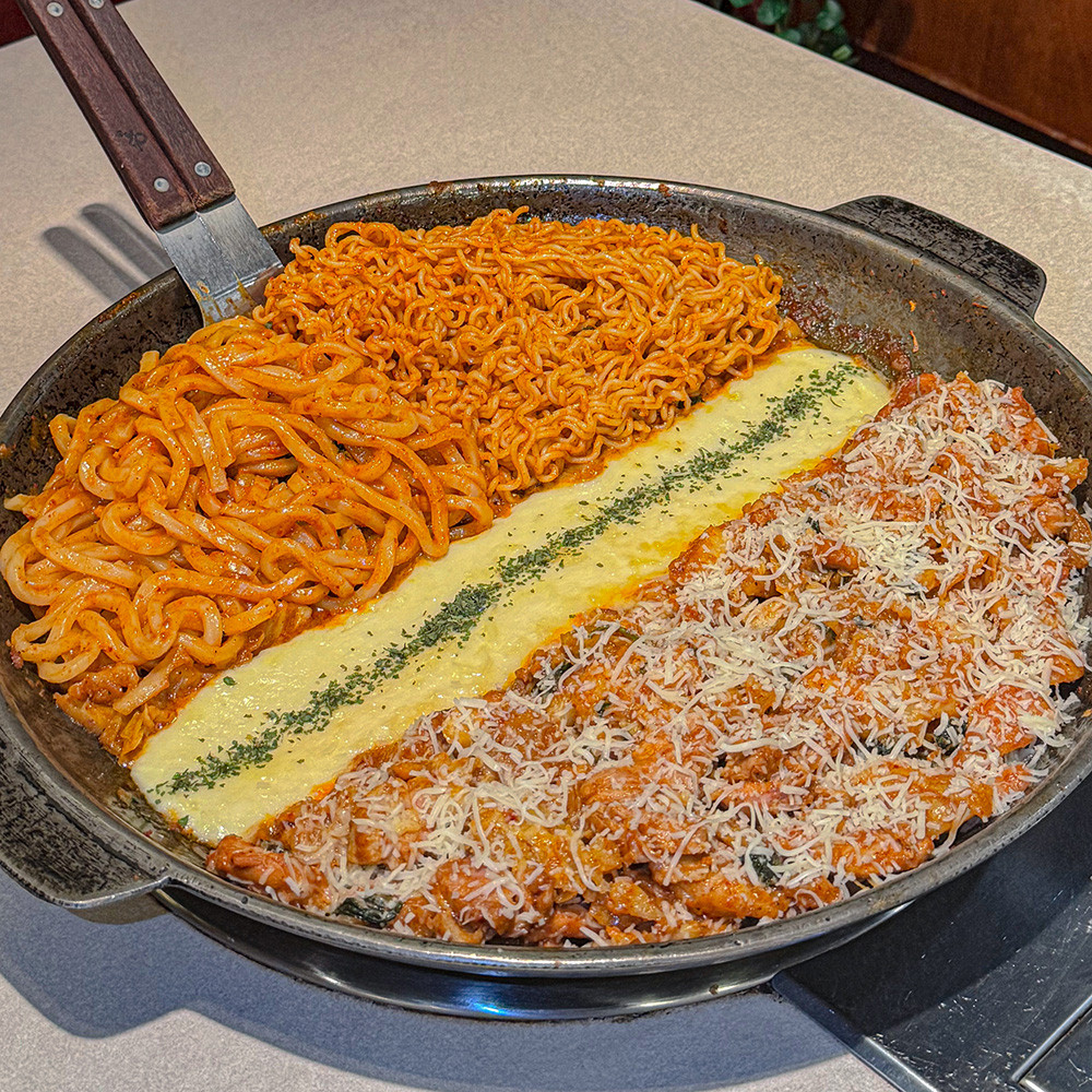 다함닭갈비 먹골역직영점（ダハムタッカルビ ムッコル支店）の厚い鉄板で焼かれるタッカルビ